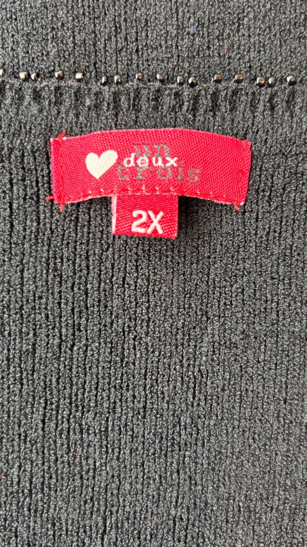 Chandail en tricot noir à encolure à encoche Un Deux Trois, taille 2X. Vue de l'étiquette.