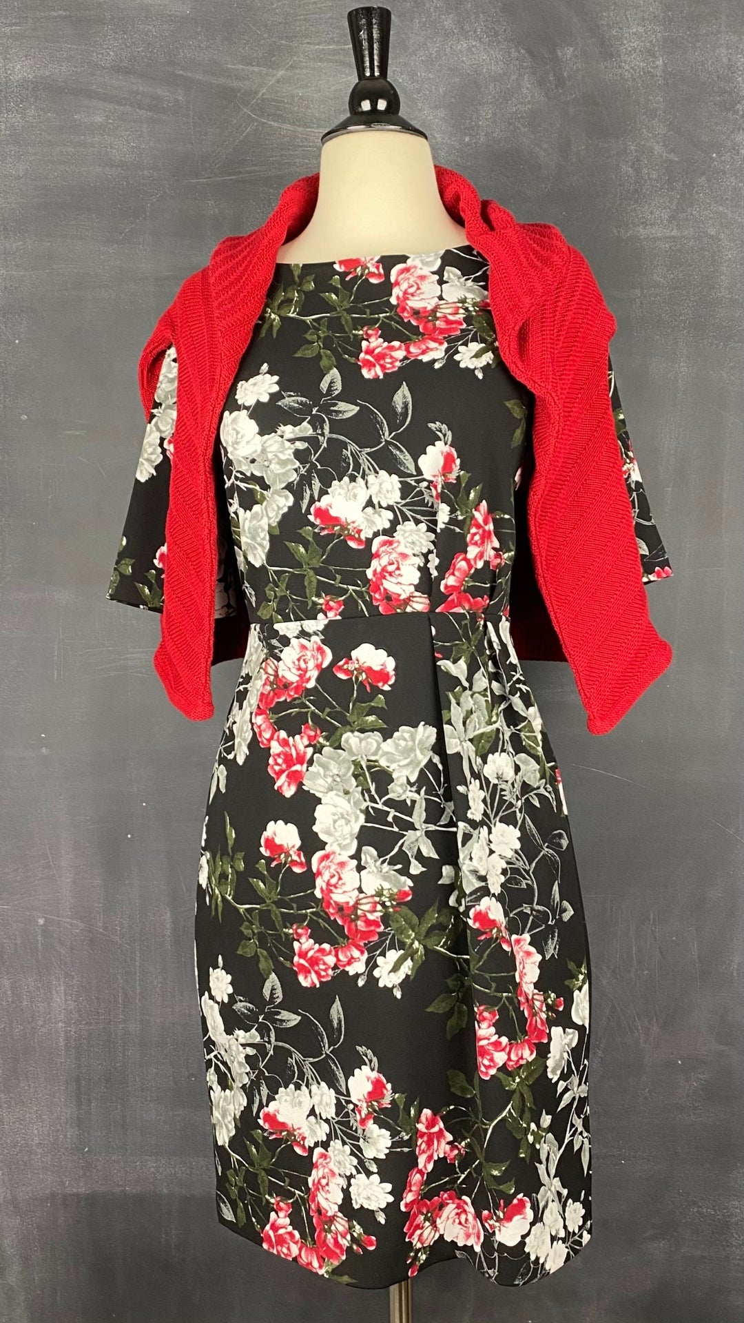 Chandail tricot rouge à chevrons Olsen, taille s-m. Vue de l'agencement avec la robe fleurie parfaite.
