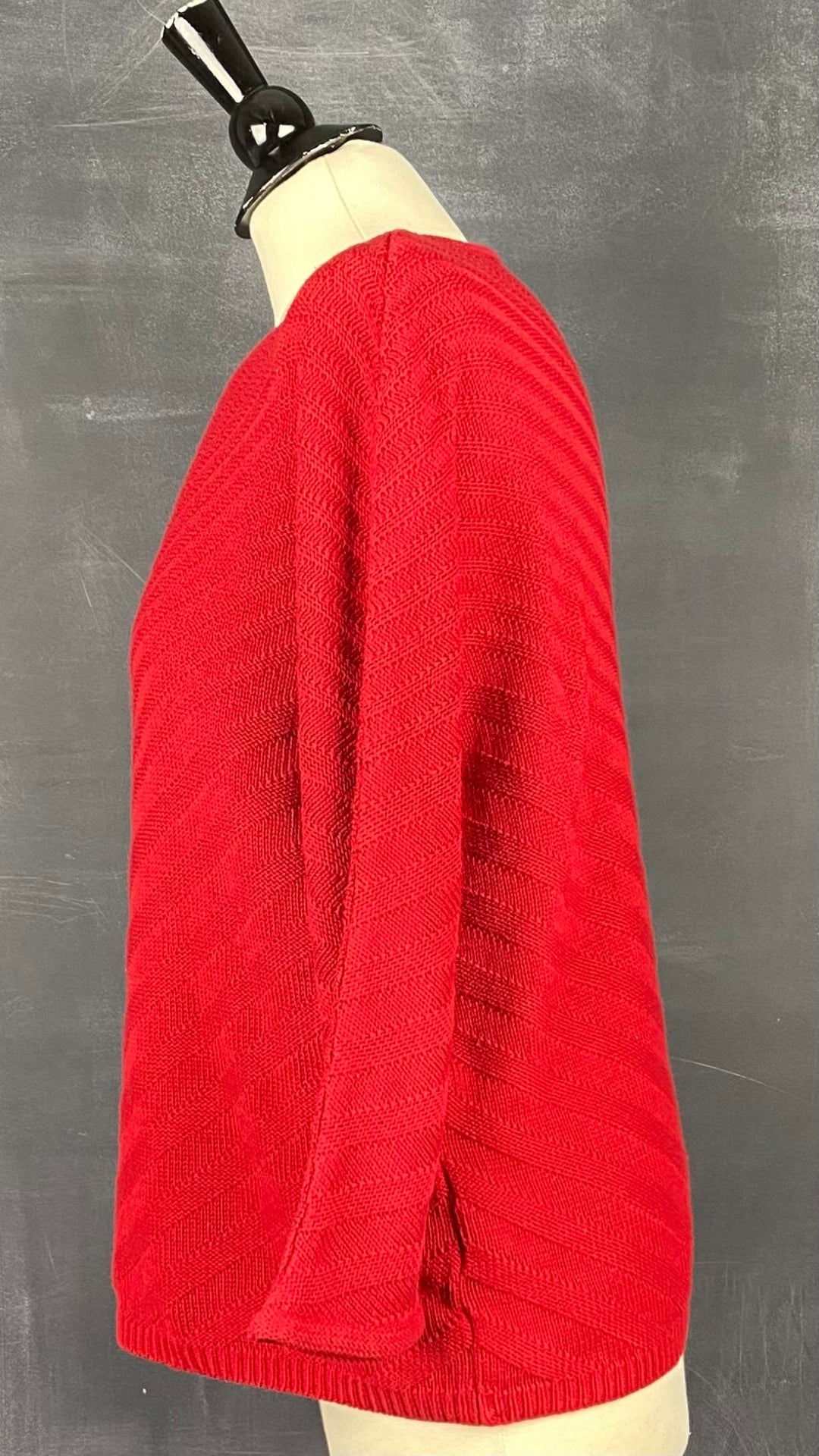 Chandail tricot rouge à chevrons Olsen, taille s-m. Vue de côté.