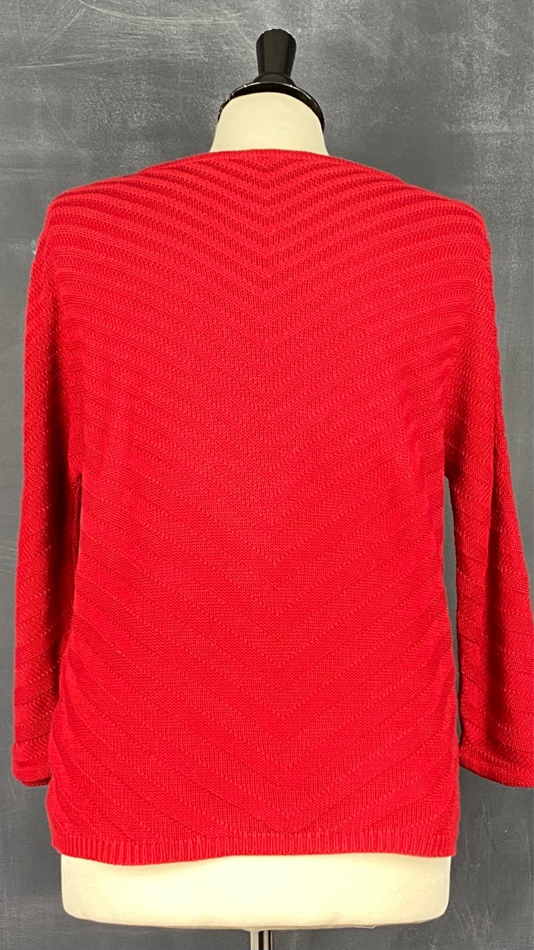 Chandail tricot rouge à chevrons Olsen, taille s-m. Vue de dos.