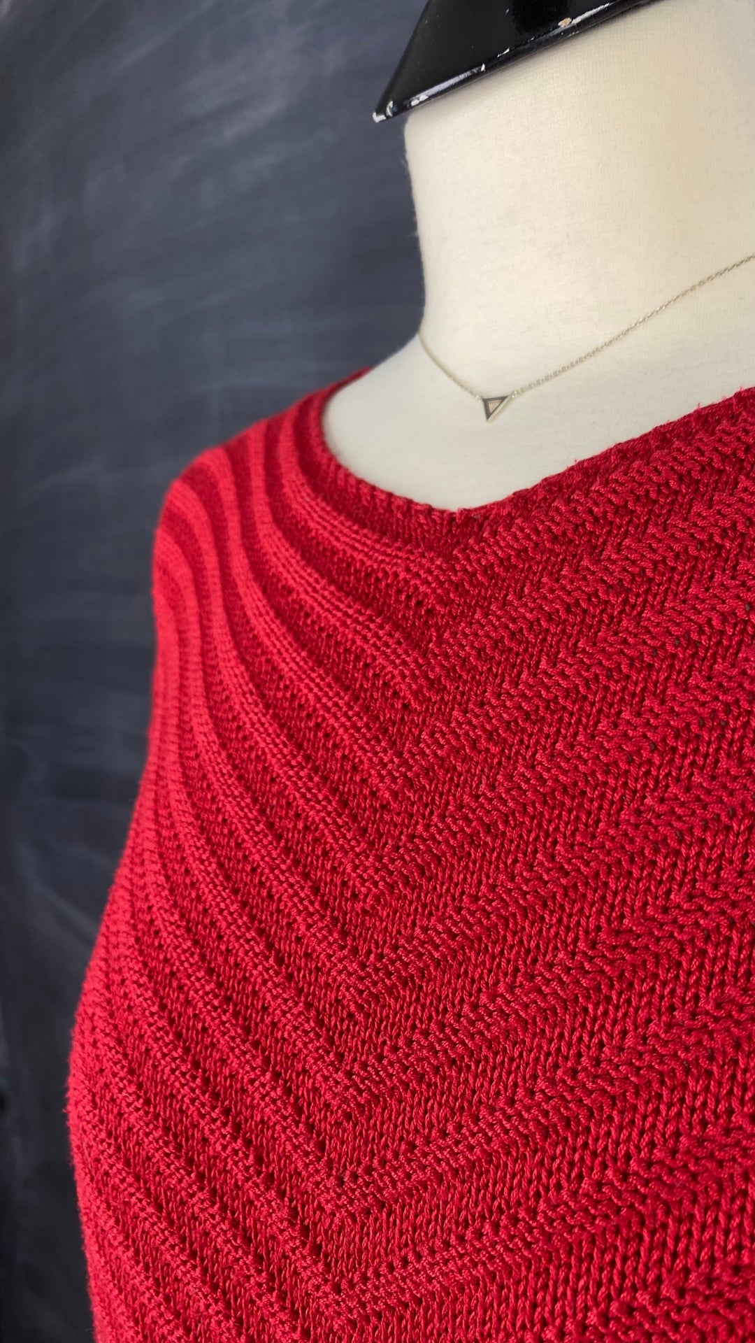 Chandail tricot rouge à chevrons Olsen, taille s-m. Vue de l'encolure.
