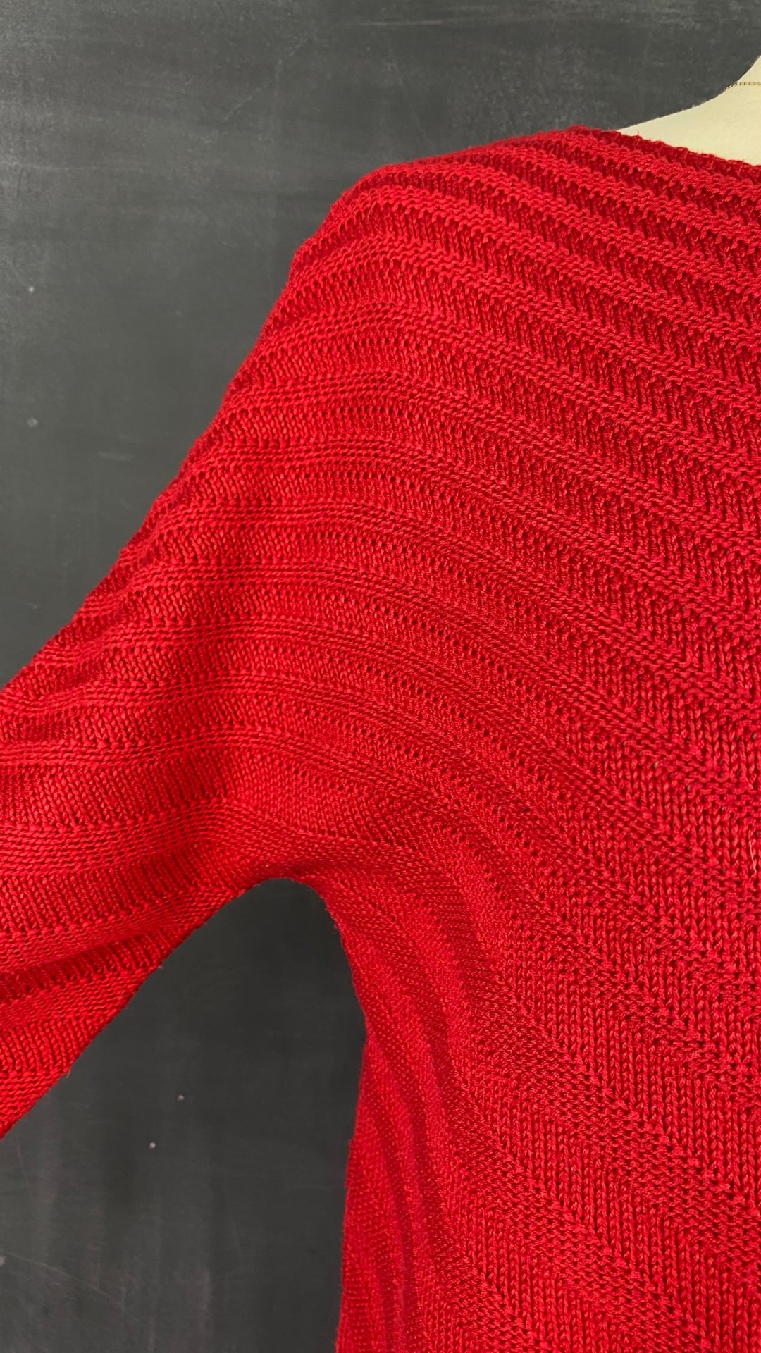 Chandail tricot rouge à chevrons Olsen, taille s-m. Vue de la manche.
