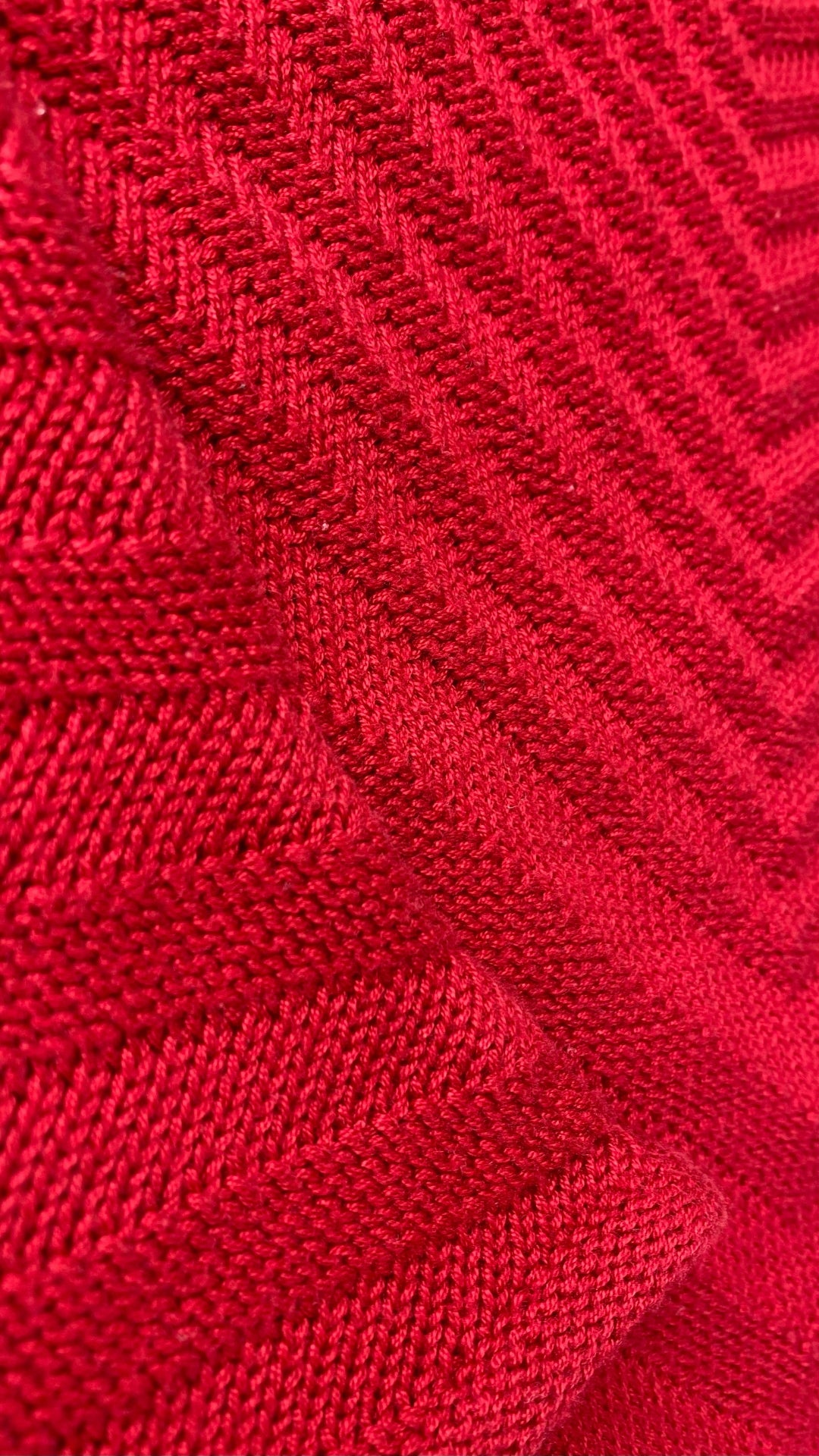 Chandail tricot rouge à chevrons Olsen, taille s-m. Vue de près du tissu.