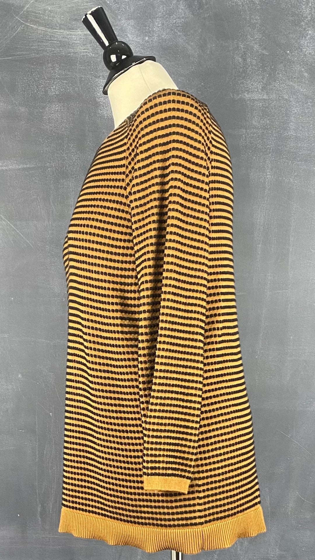 Chandail en tricot texturé noir et camel Contemporaine, taille xl (mais fait plus medium oversize ou large). Vue de côté.