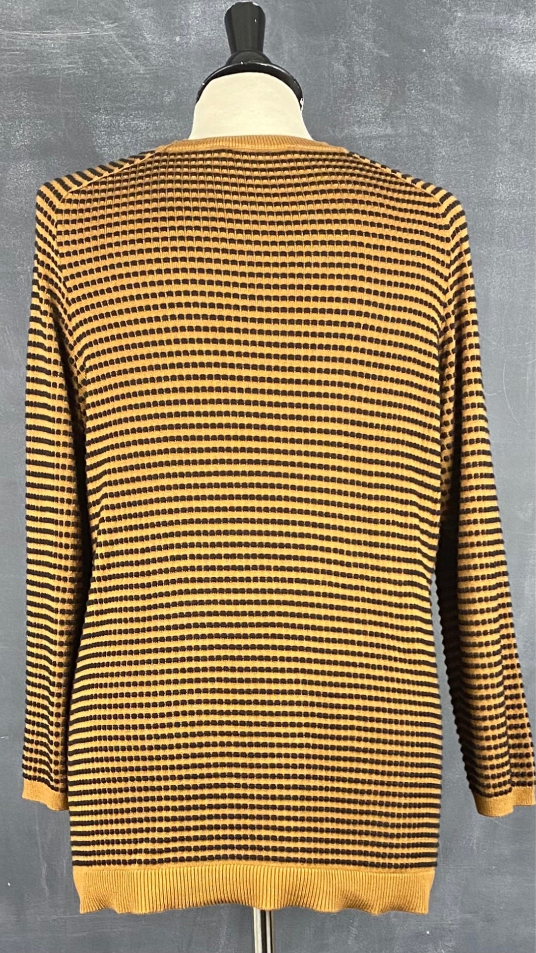 Chandail en tricot texturé noir et camel Contemporaine, taille xl (mais fait plus medium oversize ou large). Vue de dos.