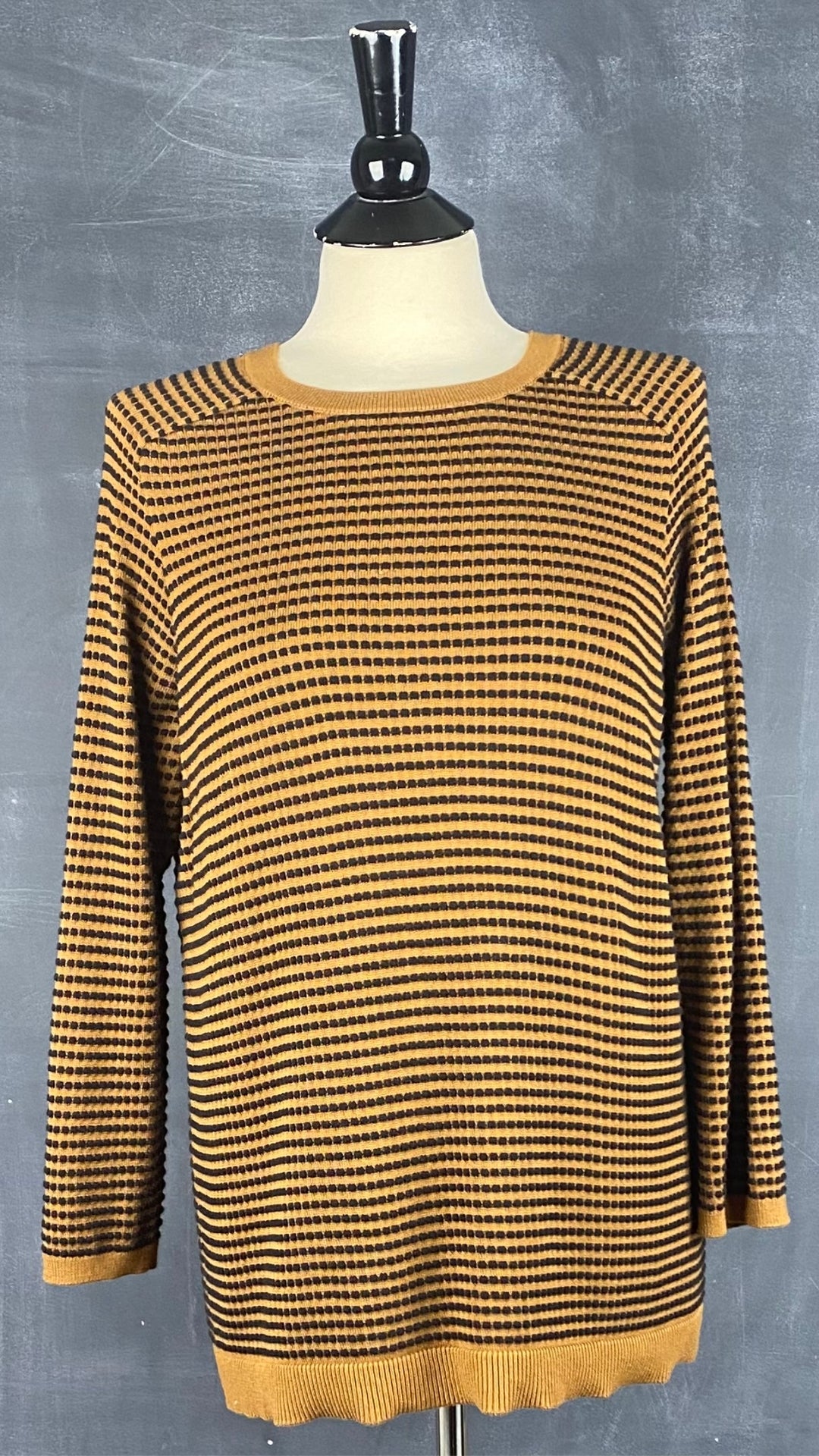 Chandail en tricot texturé noir et camel Contemporaine, taille xl (mais fait plus medium oversize ou large). Vue de face.