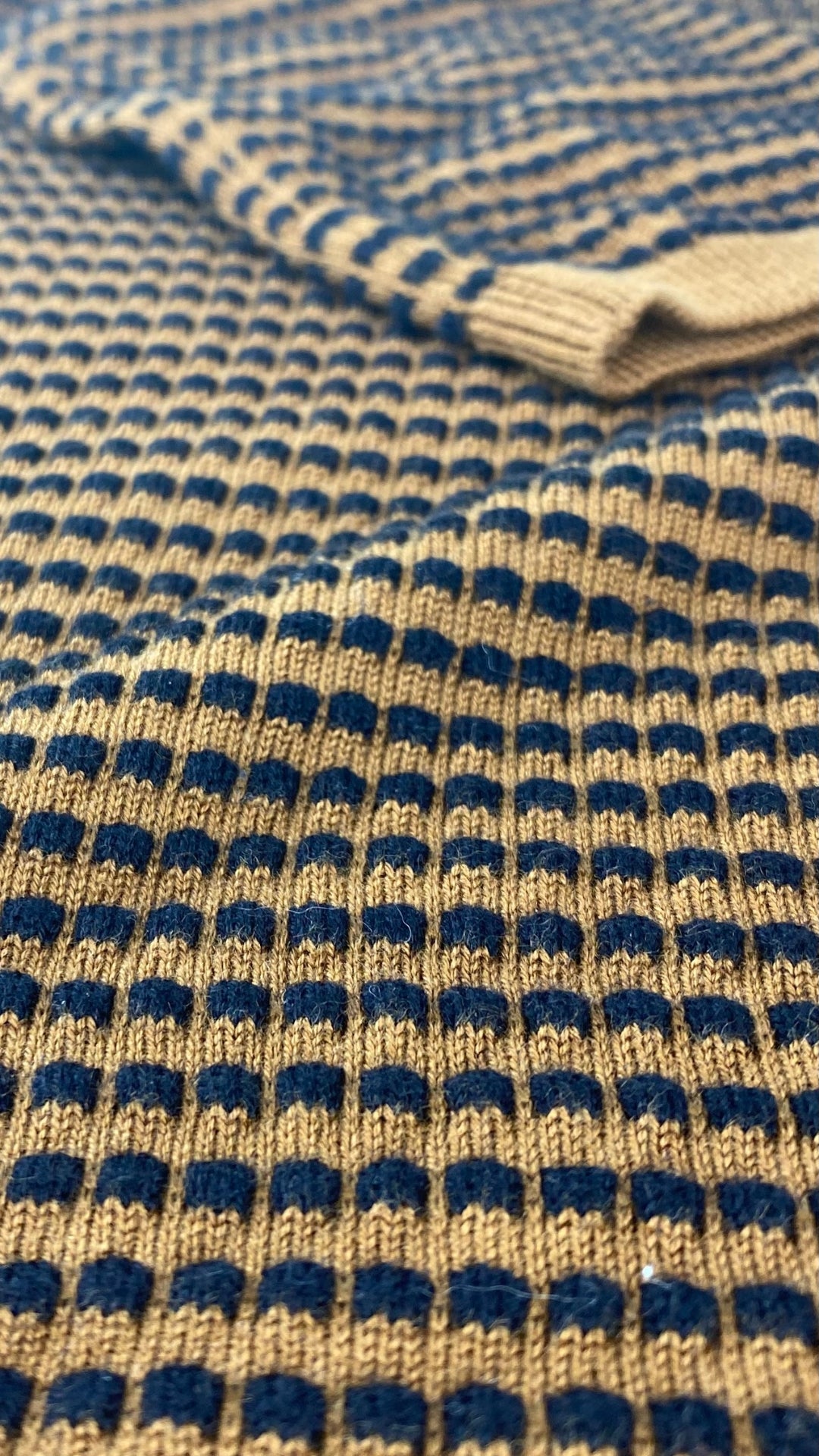 Chandail en tricot texturé noir et camel Contemporaine, taille xl (mais fait plus medium oversize ou large). Vue de près du tissu.