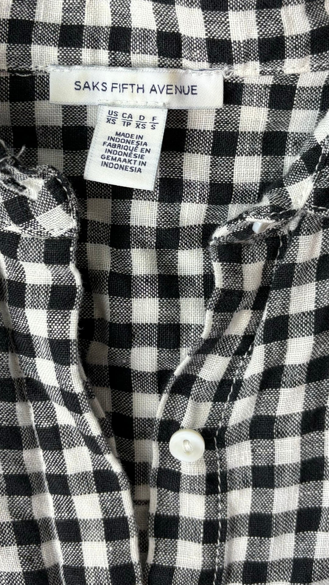 Chemisier ample vichy en lin Saks Fifth Avenue, taille xs/s. Vue de l'étiquette de marque.