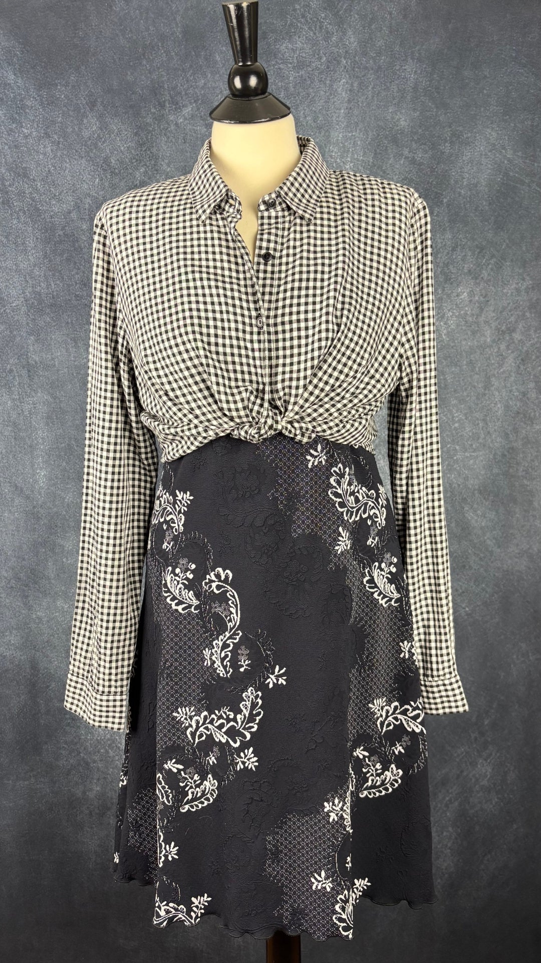 Chemisier à carreaux vichy en modal et soie Meemoza, taille large (peut aussi faire medium). Vue de l'agencement avec la robe romantique Luc Fontaine.