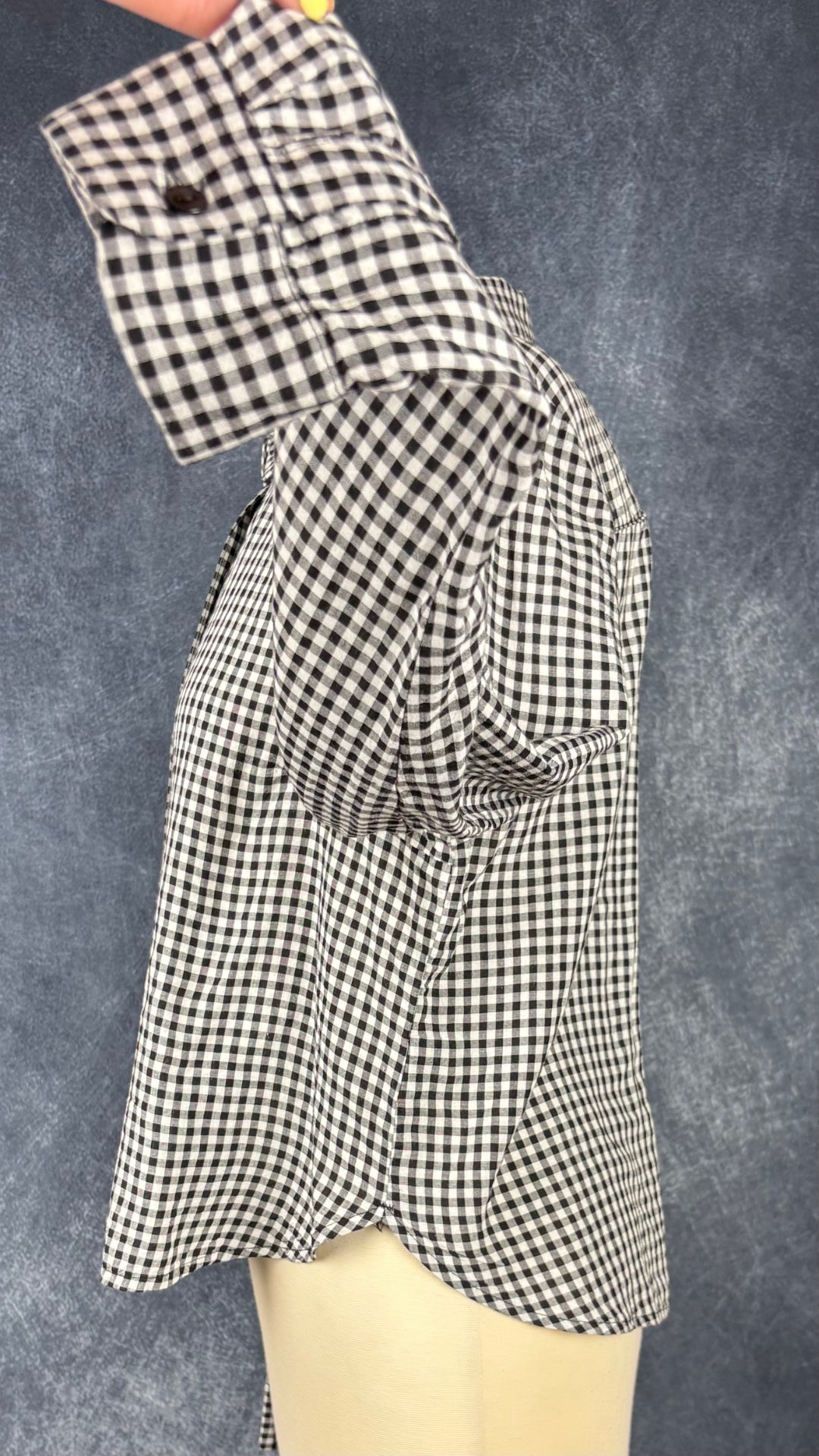 Chemisier à carreaux vichy en modal et soie Meemoza, taille large (peut aussi faire medium). Vue de côté, manche relevée.