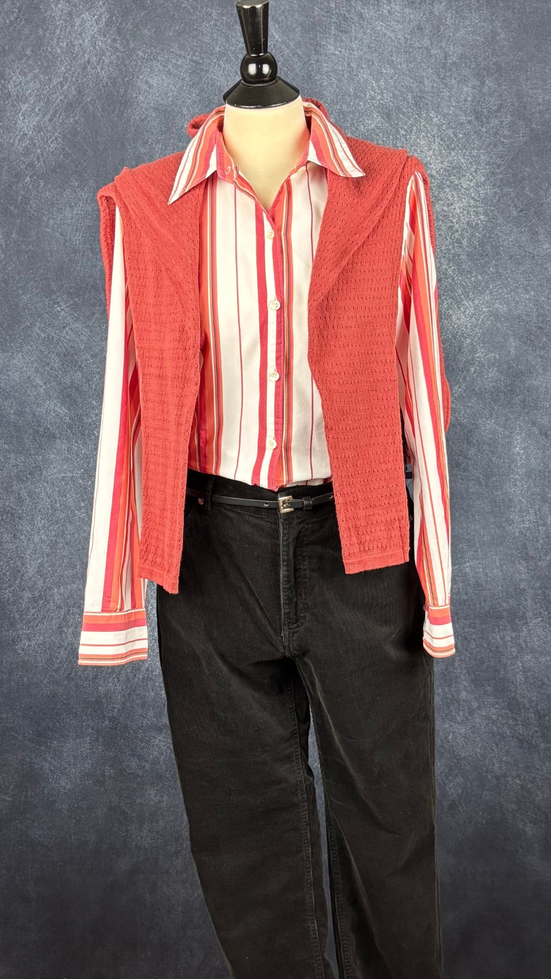 Chemisier cintré à rayures colorées en doux mélange de coton Marc Aurel, taille 38 (s/m). Vue de l'agencement avec le pantalon en velours côtelé Part Two, une fine ceinture et le chandail en tricot ajouré rouille Part Two.