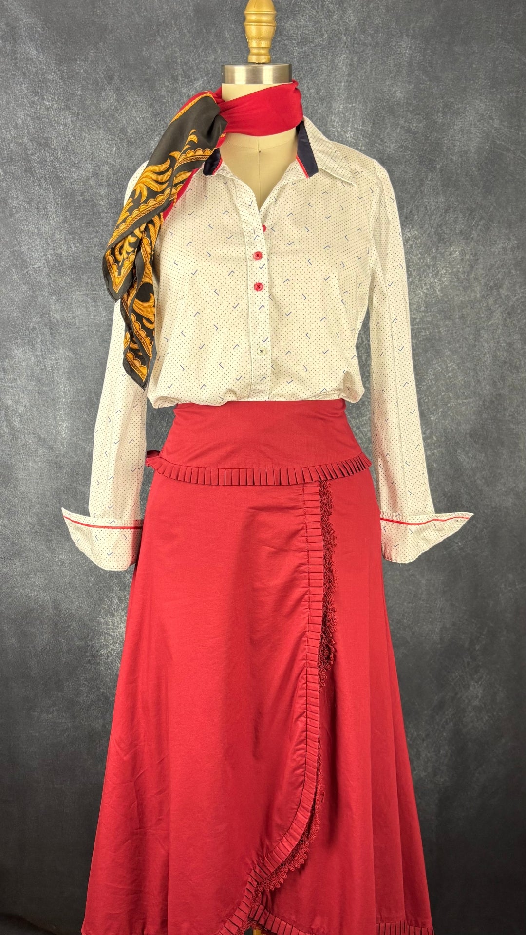 Chemisier en coton extensible à petits motifs Rabe 1920, taille 6 qui équivaut environ à small. Vue de l'agencement avec le foulard en soie Ralph Lauren et la jupe rouge Tristan & Iseut.