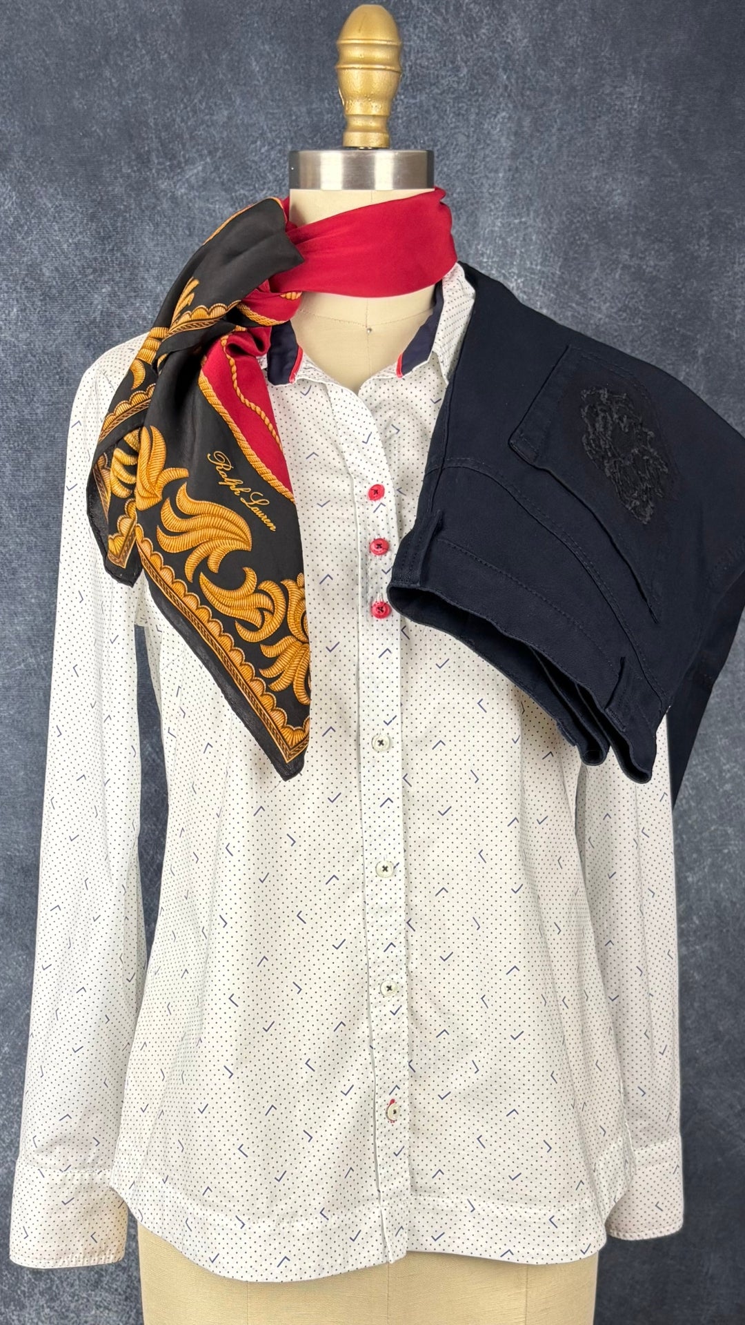 Chemisier en coton extensible à petits motifs Rabe 1920, taille 6 qui équivaut environ à small. Vue de l'agencement avec le foulard en soie Ralph Lauren et le pantalon marine Olsen.