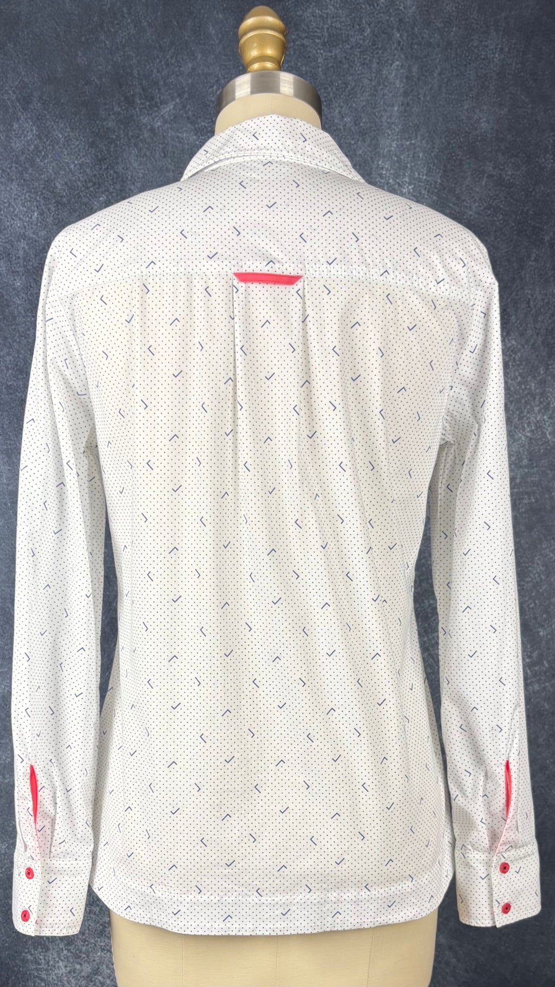 Chemisier en coton extensible à petits motifs Rabe 1920, taille 6 qui équivaut environ à small. Vue de dos.