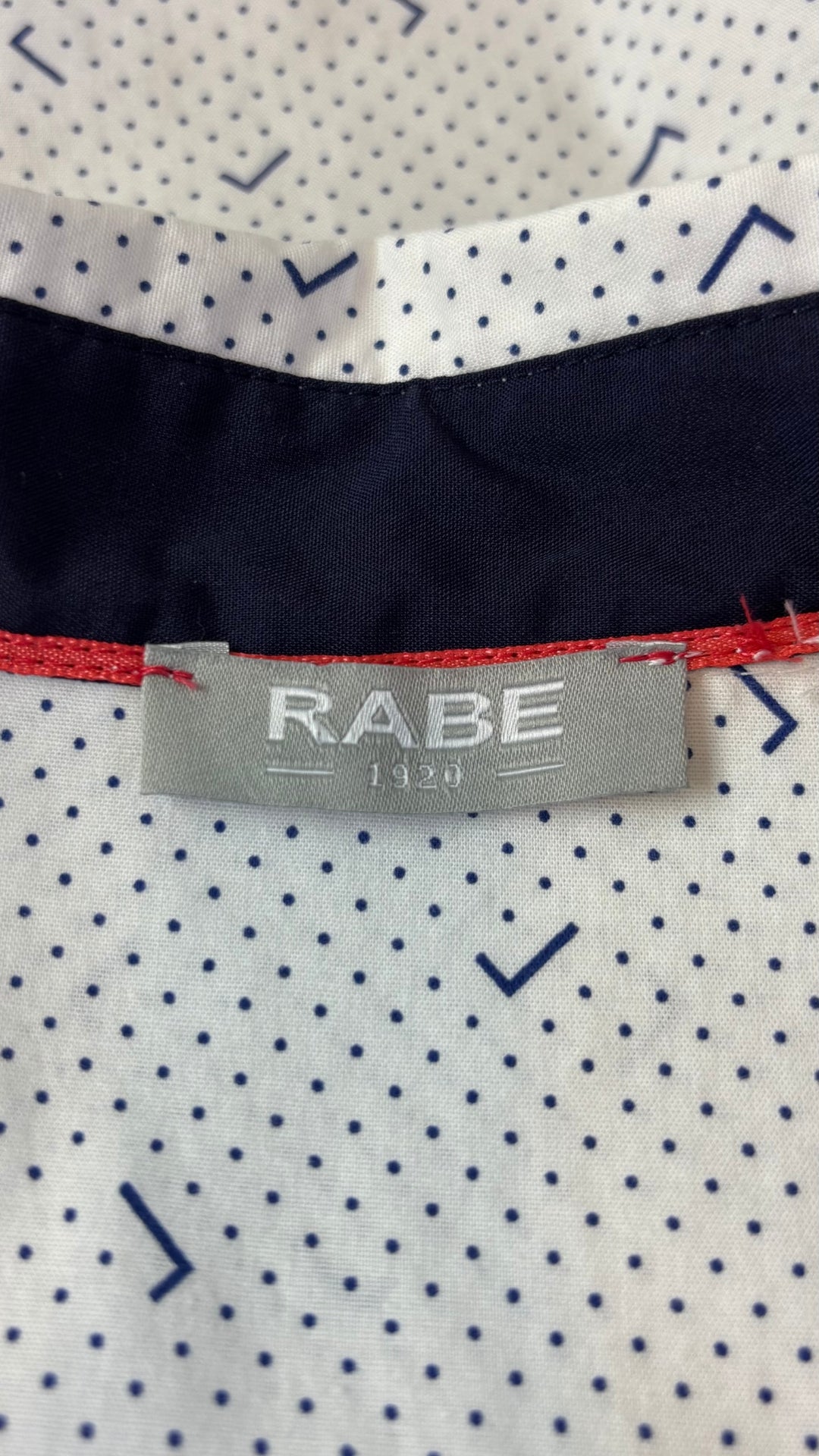 Chemisier en coton extensible à petits motifs Rabe 1920, taille 6 qui équivaut environ à small. Vue de l'étiquette.