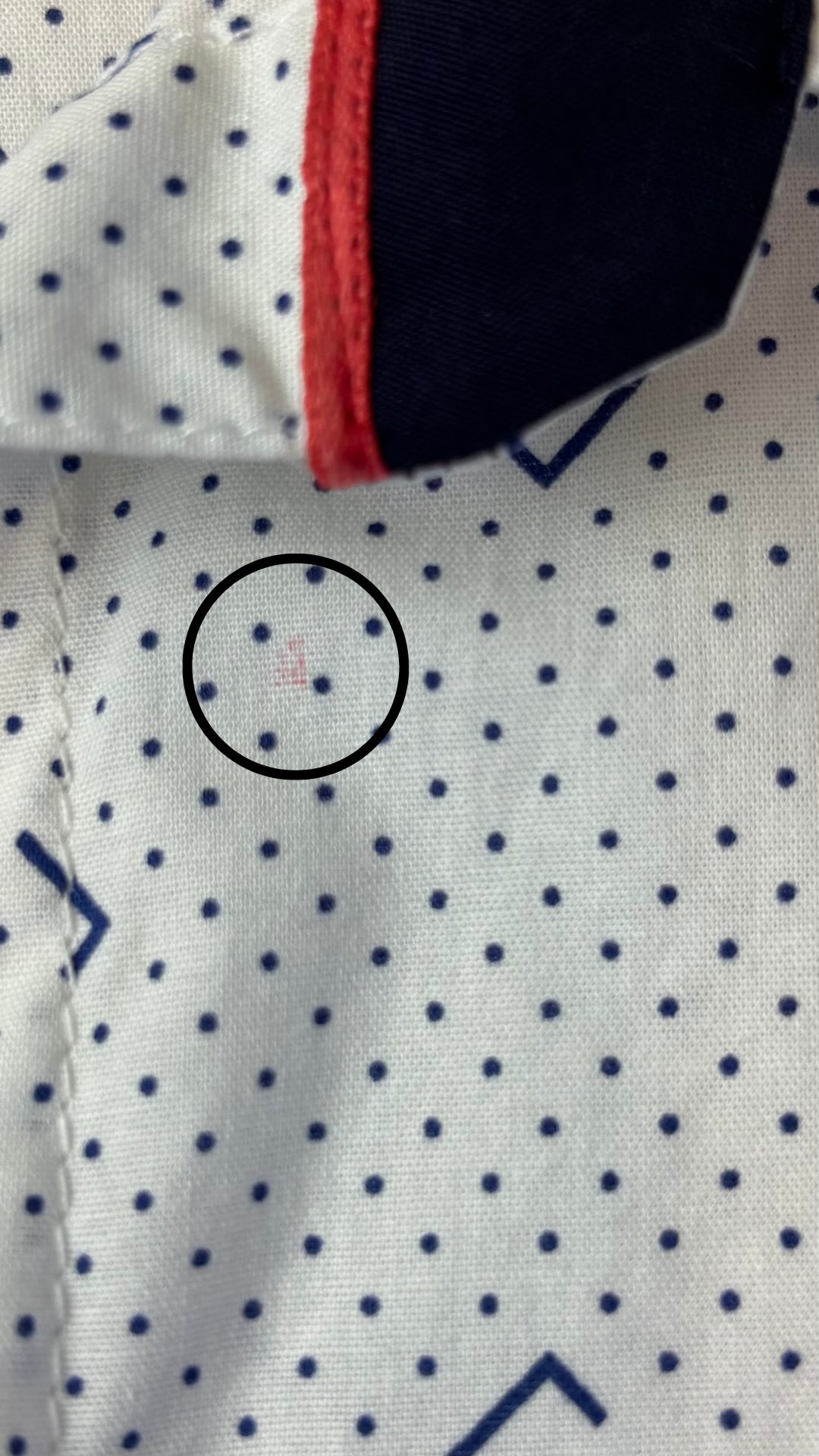 Chemisier en coton extensible à petits motifs Rabe 1920, taille 6 qui équivaut environ à small. Vue de la petite trace dans le tissu près de l'encolure.