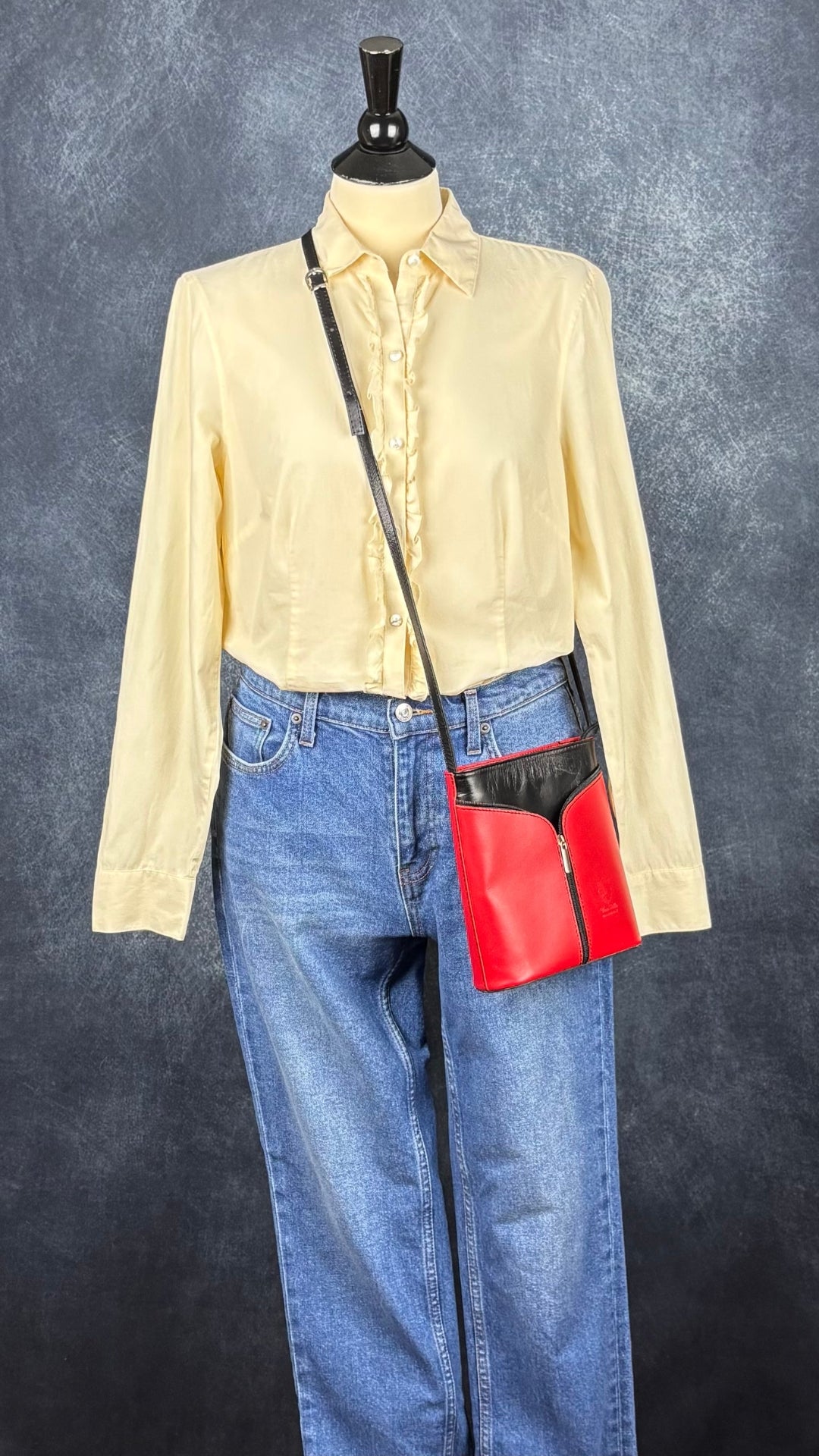 Chemisier en coton couleur crème au beurre avec frisons de chaque côté de la boutonnière, L.L.Bean, taille small. Vue de l'agencement avec le jeans Yoga jeans et le sac à main en cuir rouge et noir.