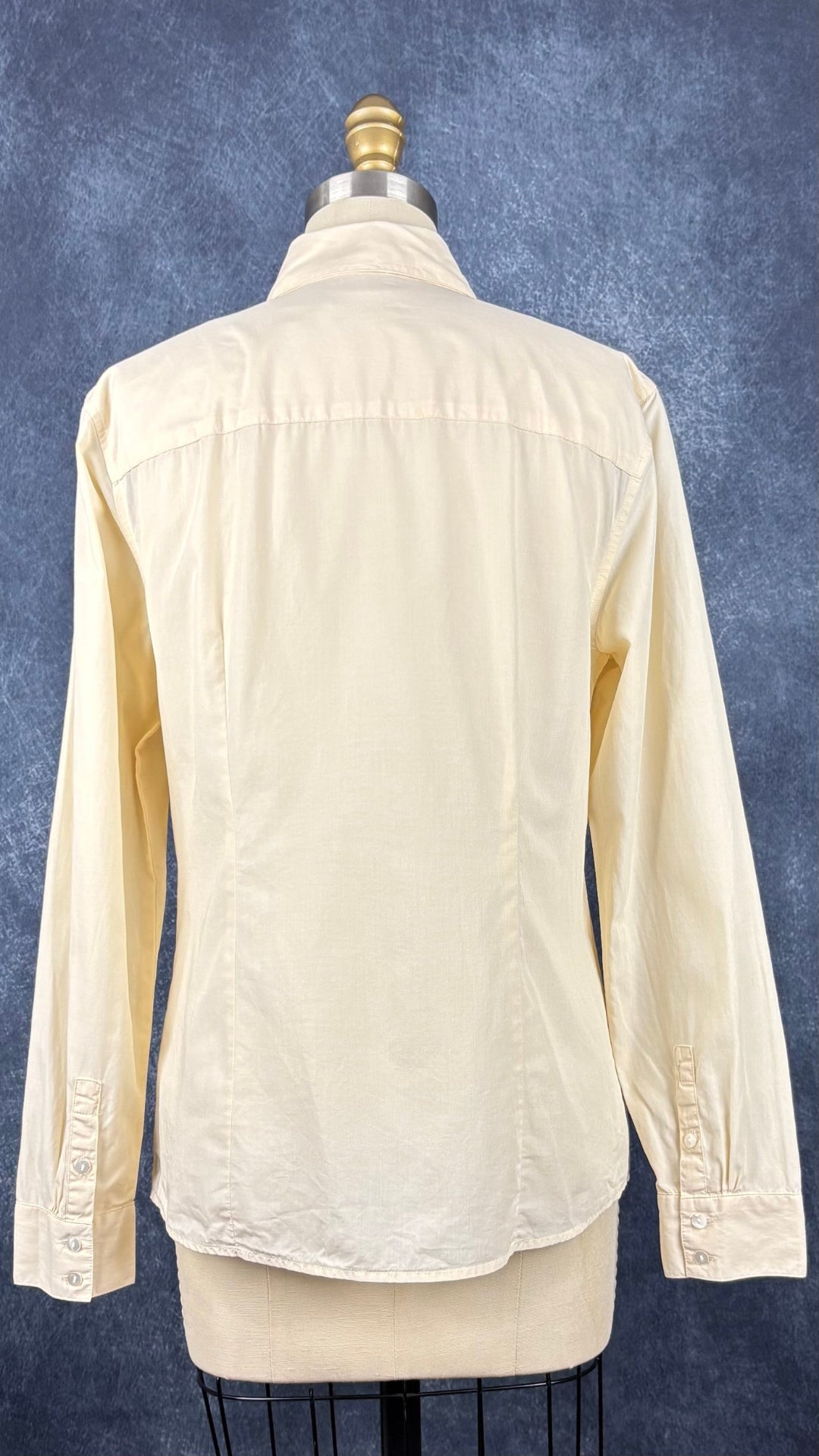 Chemisier en coton couleur crème au beurre avec frisons de chaque côté de la boutonnière, L.L.Bean, taille small. Vue de dos.