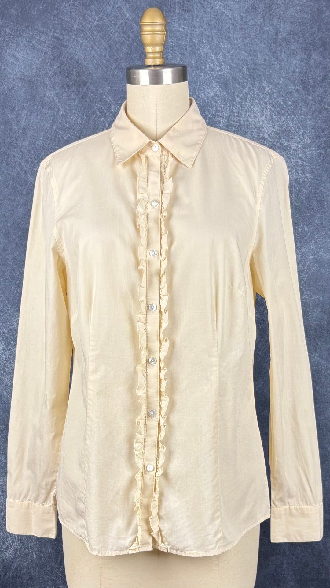 Chemisier en coton couleur crème au beurre avec frisons de chaque côté de la boutonnière, L.L.Bean, taille small. Vue de face.