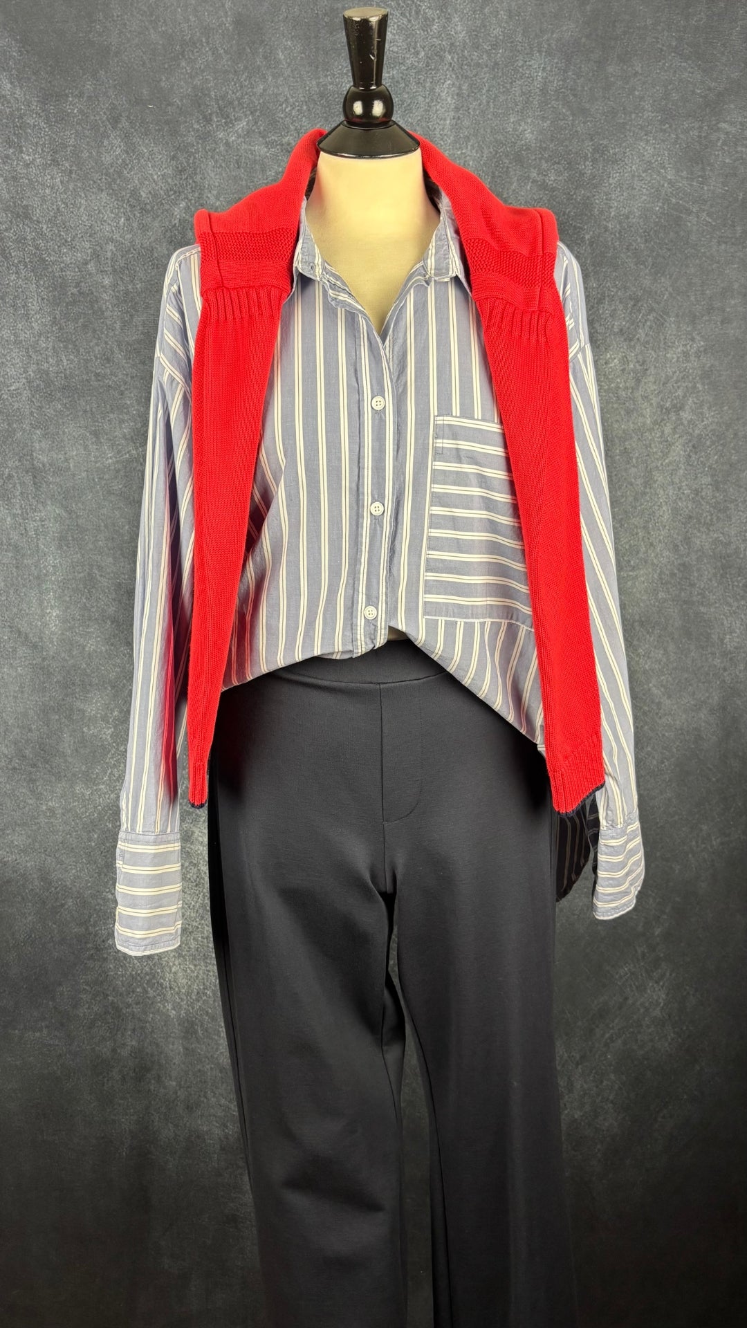 Chemisier en coton à rayures blanches Banana Republic, taille xl. Vue de l'agencement avec le pantalon marine Part Two et le tricot de coton rouge Joules.