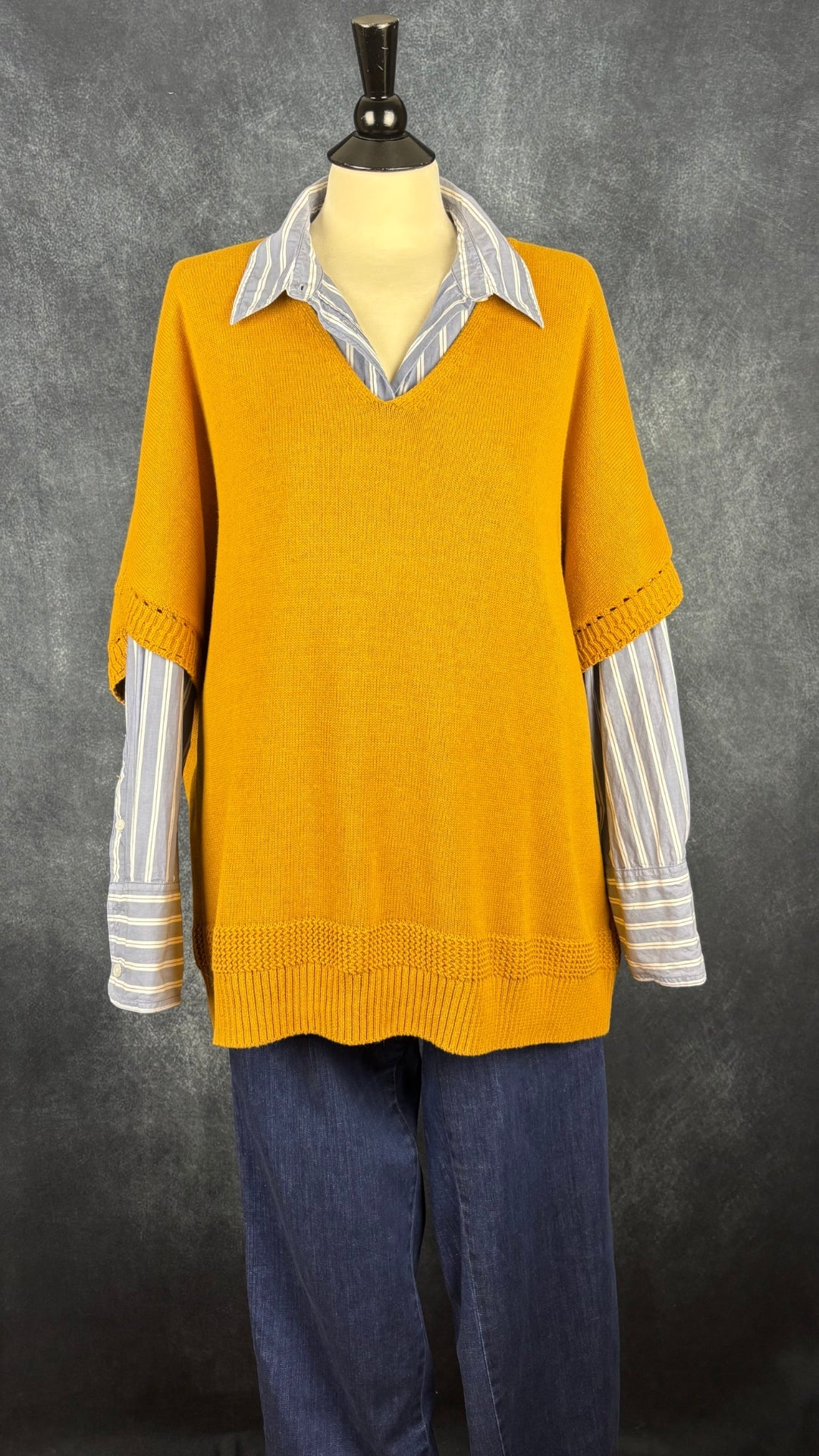 Chemisier en coton à rayures blanches Banana Republic, taille xl. Vue de l'agencement avec le jeans Brax et le chandail en tricot de coton ocre Joie.