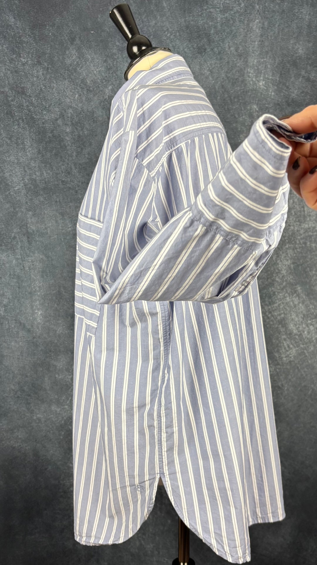 Chemisier en coton à rayures blanches Banana Republic, taille xl. Vue de côté, manche relevée.