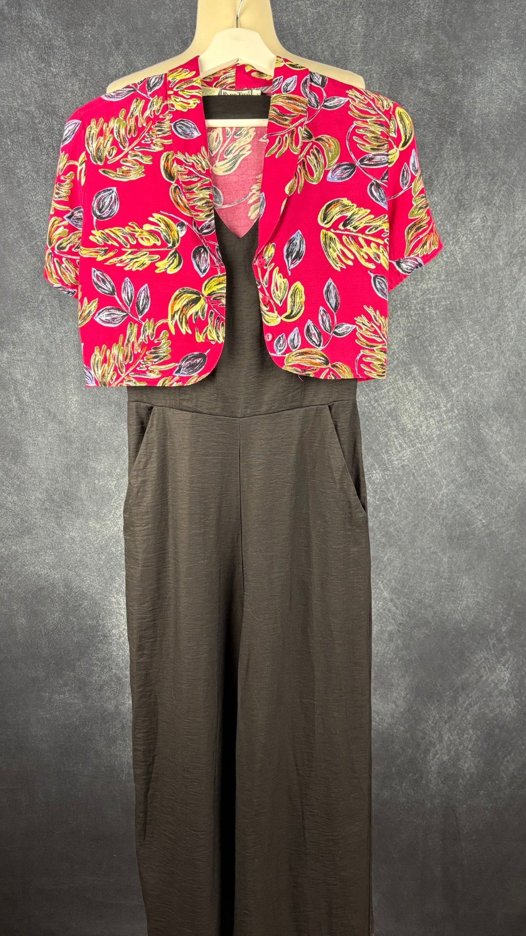 Chemisier court vintage à motifs tropicaux Part Two, taille small. Vue de l'agencement avec la combinaison estivale Cristina Lei.