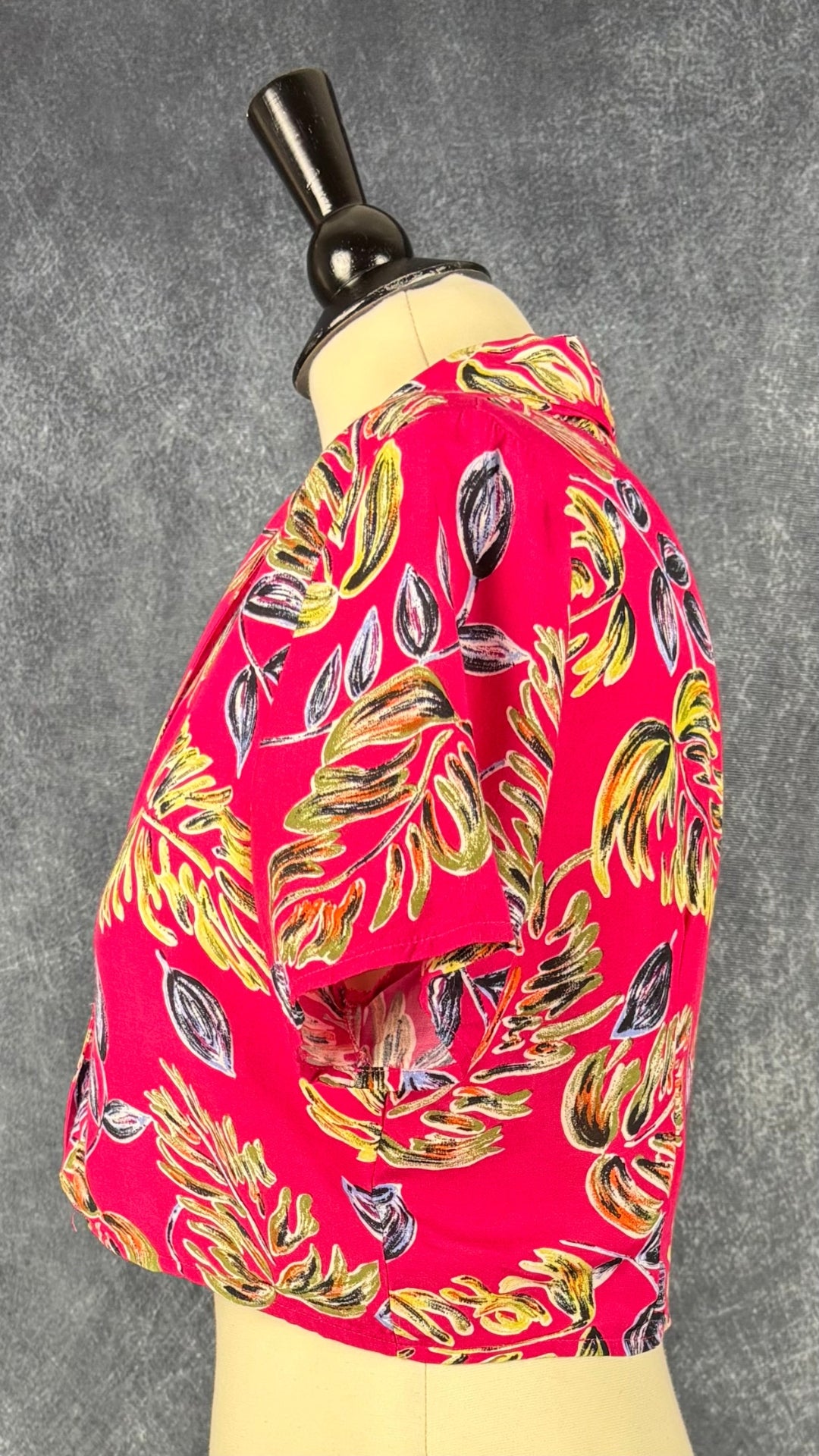 Chemisier court vintage à motifs tropicaux Part Two, taille small. Vue de côté.