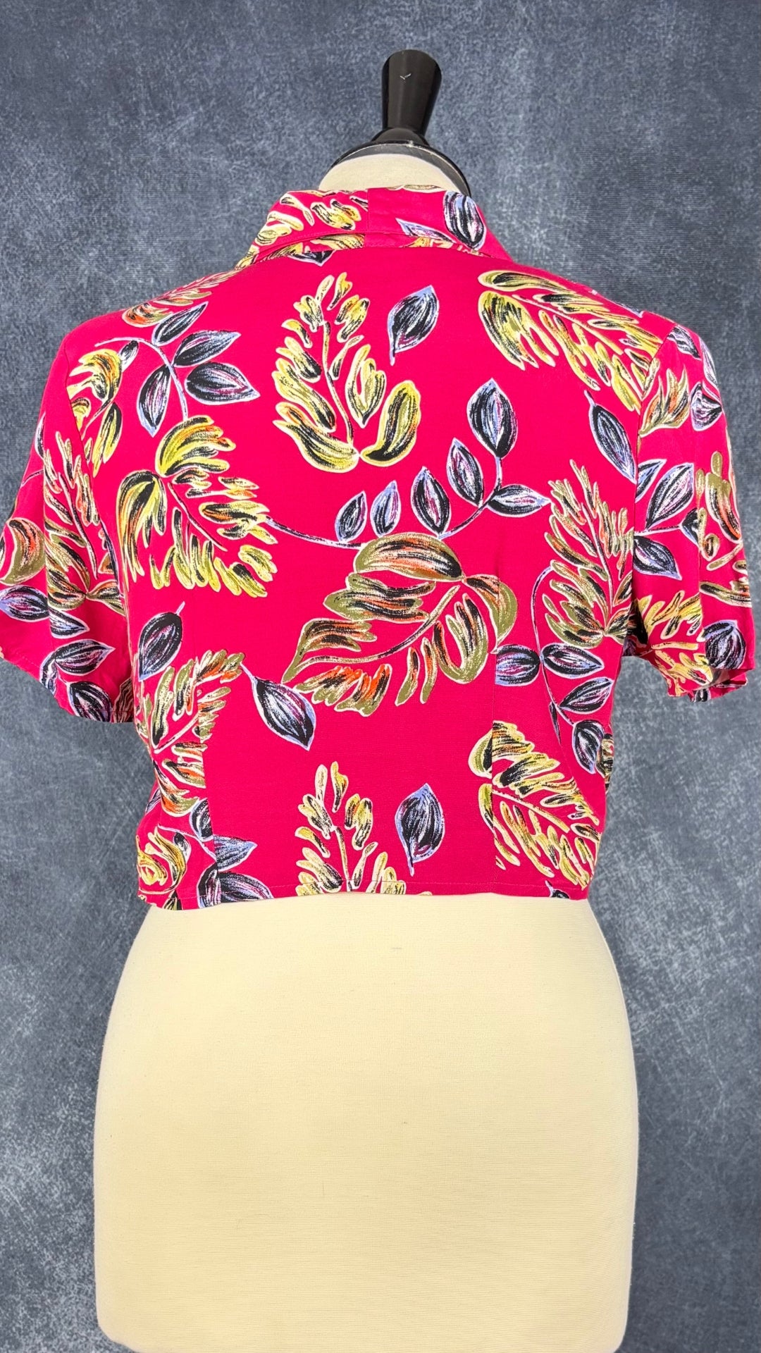 Chemisier court vintage à motifs tropicaux Part Two, taille small. Vue de dos.