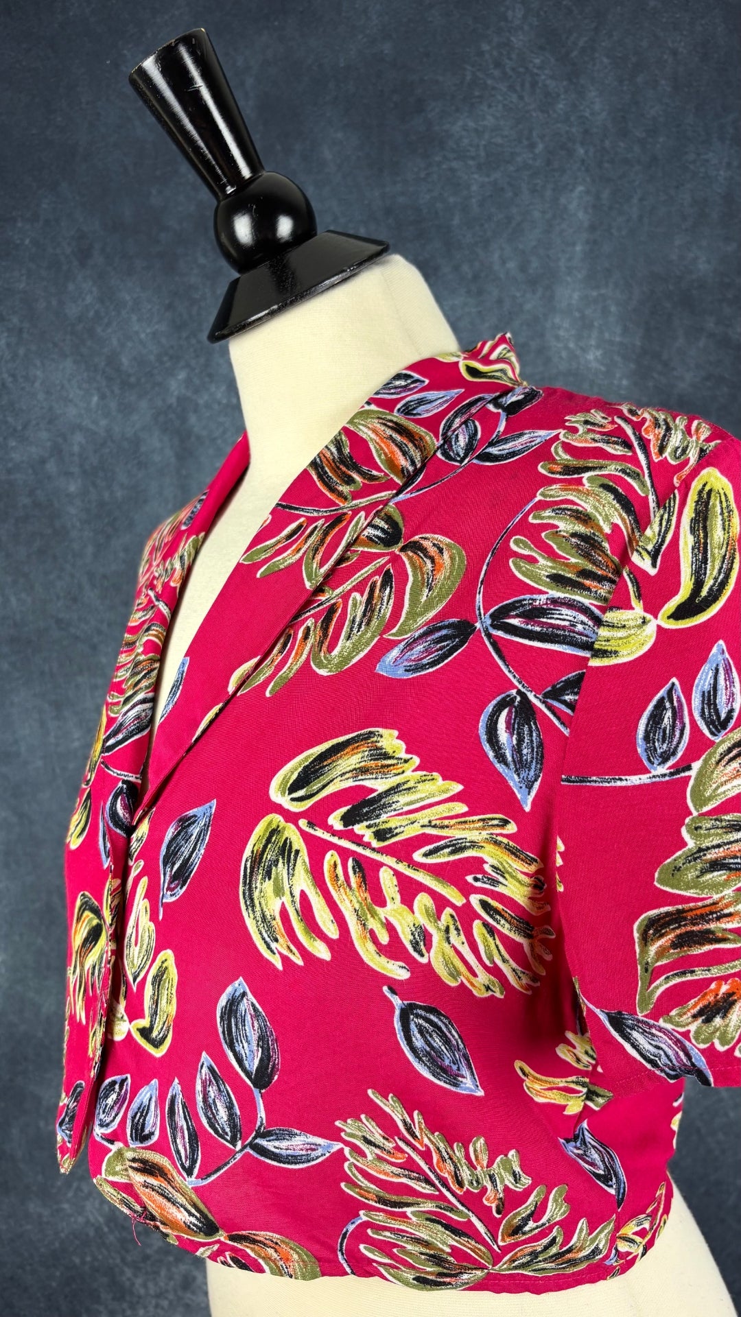 Chemisier court vintage à motifs tropicaux Part Two, taille small. Vue de l'encolure.
