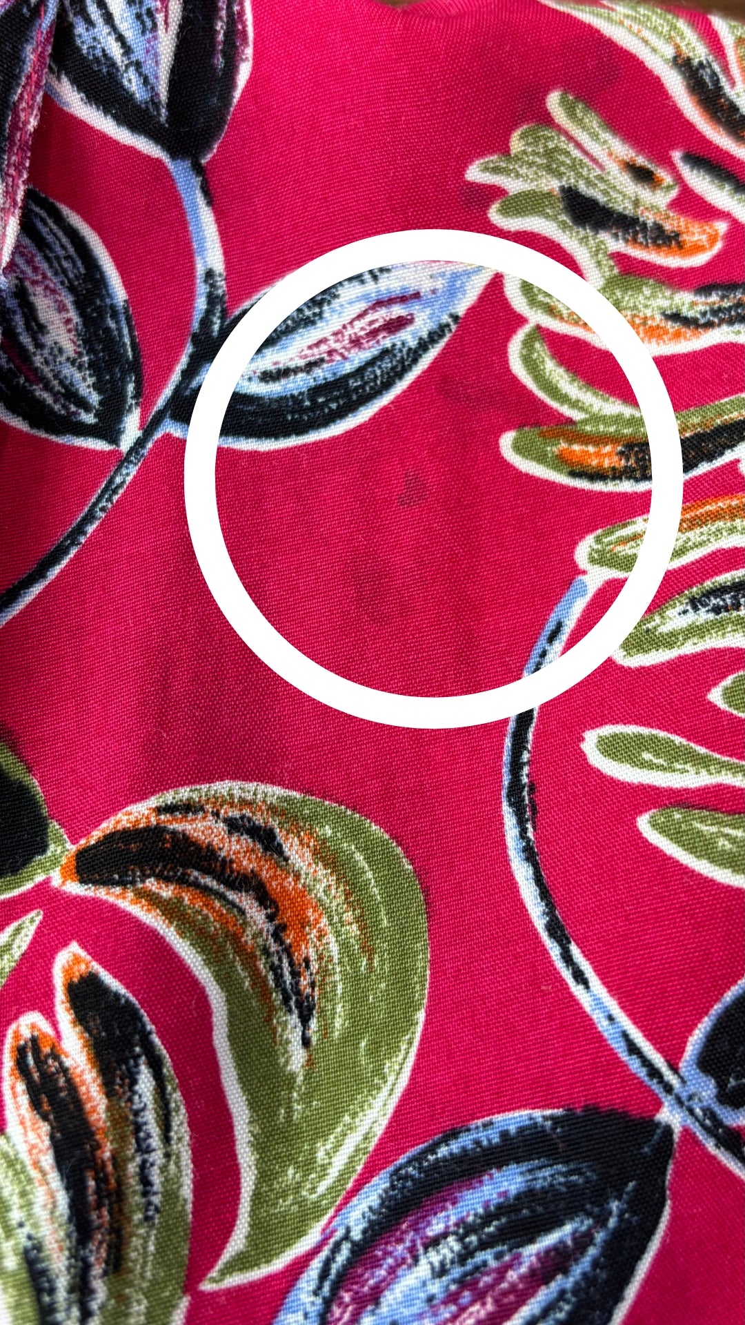 Chemisier court vintage à motifs tropicaux Part Two, taille small. Vue de près des petites taches près de l'épaule.