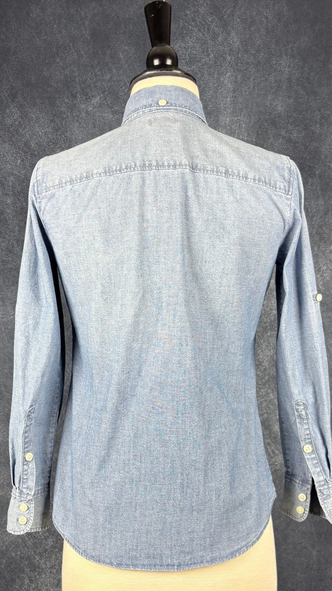 Chemisier en denim pâle J.Crew, taille xxs. Vue de dos.