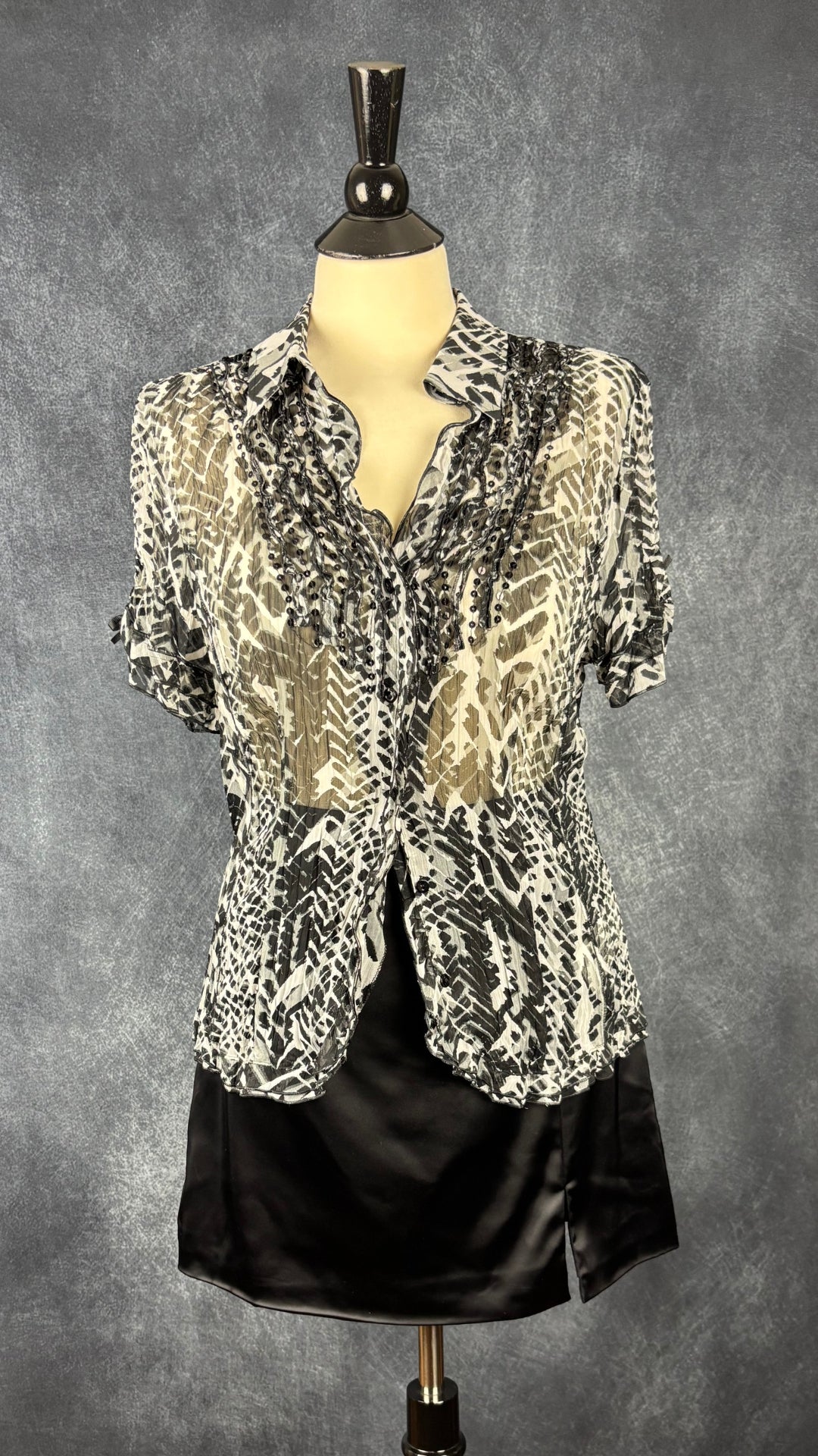 Chemisier diaphane à motif animalier Gerry Weber, taille 8. Vue de l'agencement avec la jupe noire satinée Wilfred.