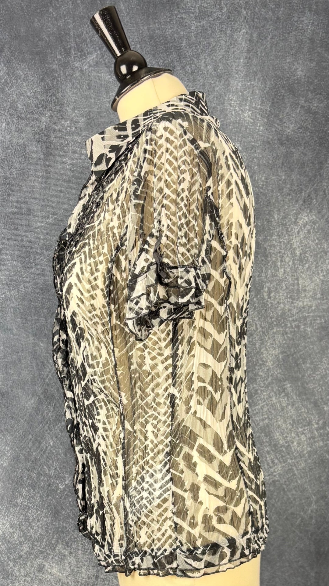 Chemisier diaphane à motif animalier Gerry Weber, taille 8. Vue de côté.