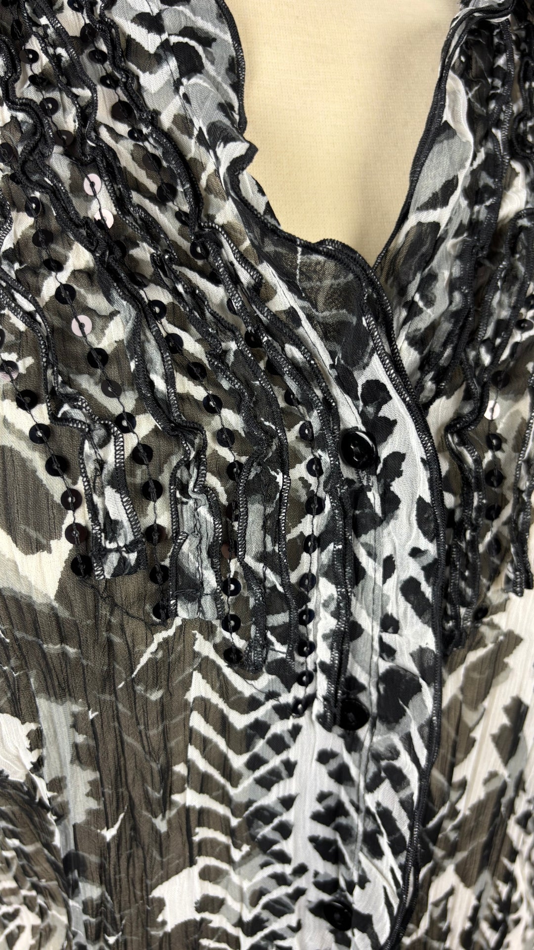 Chemisier diaphane à motif animalier Gerry Weber, taille 8. Vue de près des détails de sequins et frisons au niveau du buste.
