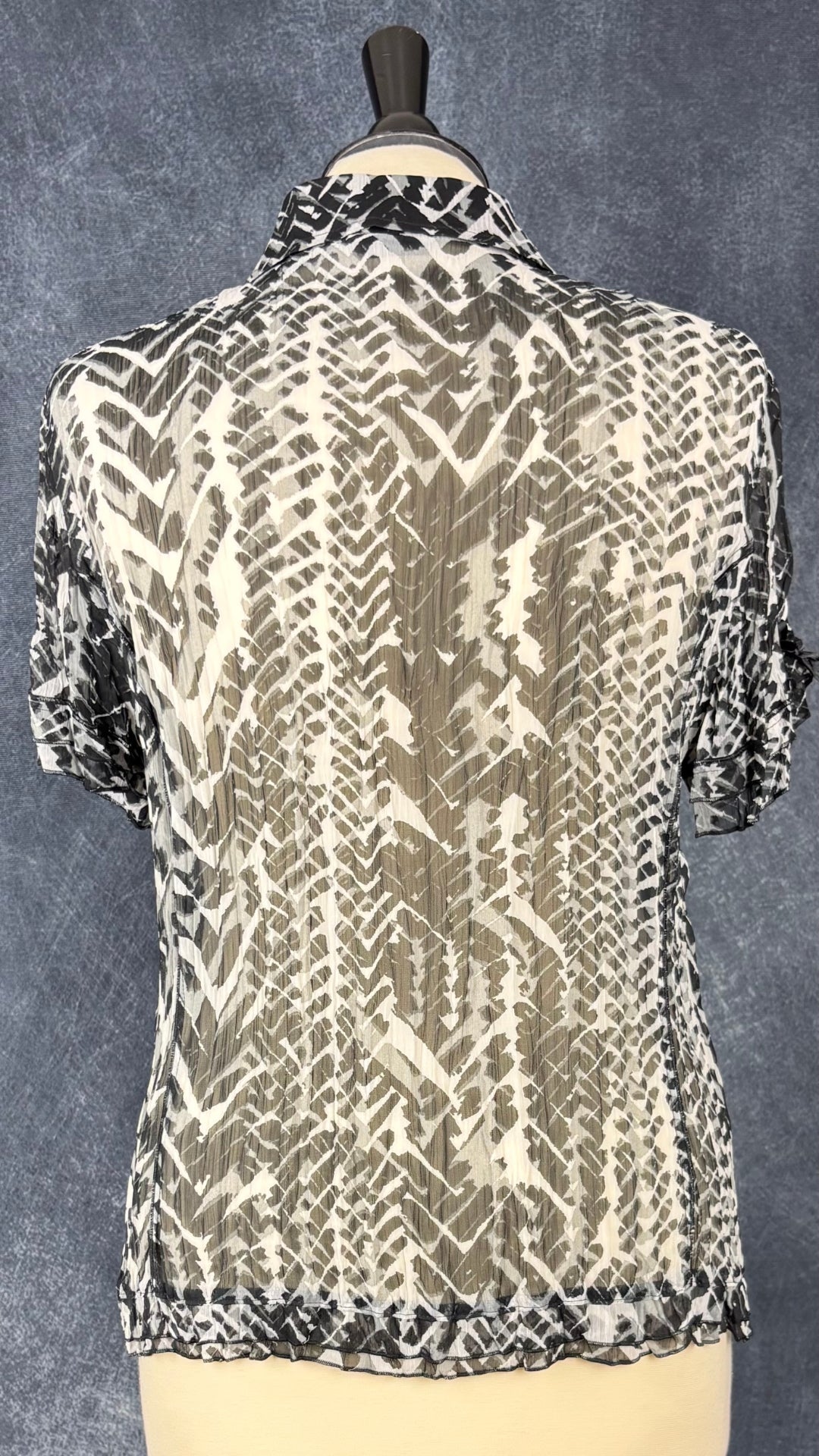 Chemisier diaphane à motif animalier Gerry Weber, taille 8. Vue de dos.