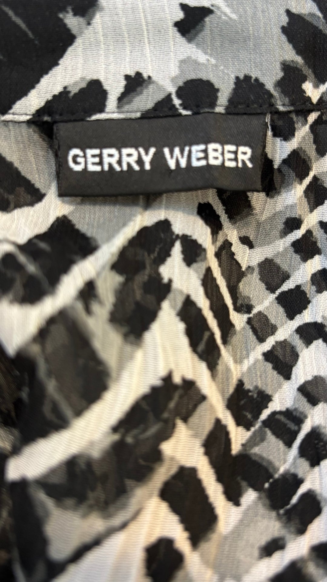 Chemisier diaphane à motif animalier Gerry Weber, taille 8. Vue de l'étiquette.