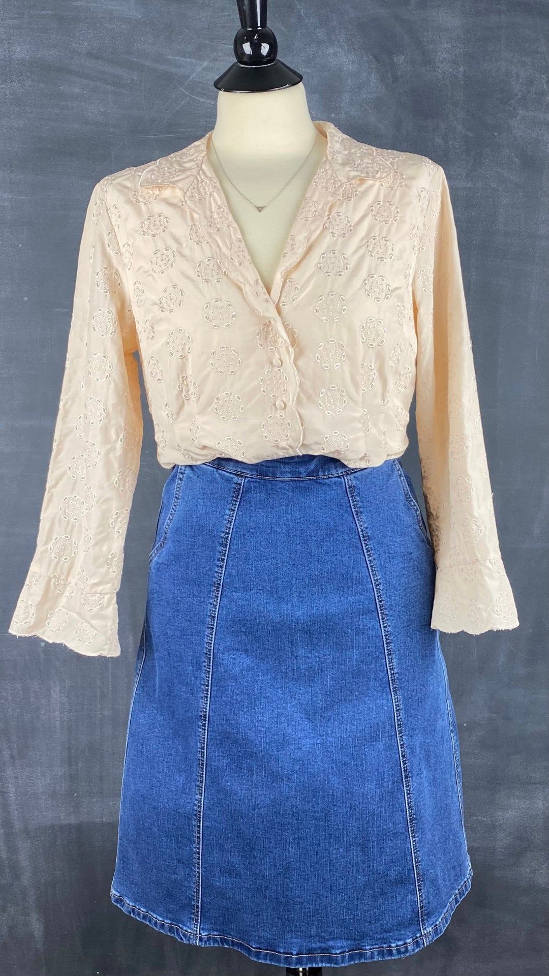 Chemisier douce broderie en mélange de soie et de coton, Winter Silk, taille small. Vue d'un agencement avec une jupe en jeans ligne A.