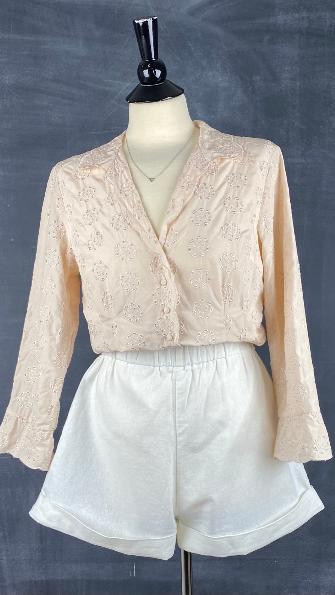 Chemisier douce broderie en mélange de soie et de coton, Winter Silk, taille small. Vue d'un agencement avec les shorts en lin ivoire Mimz.