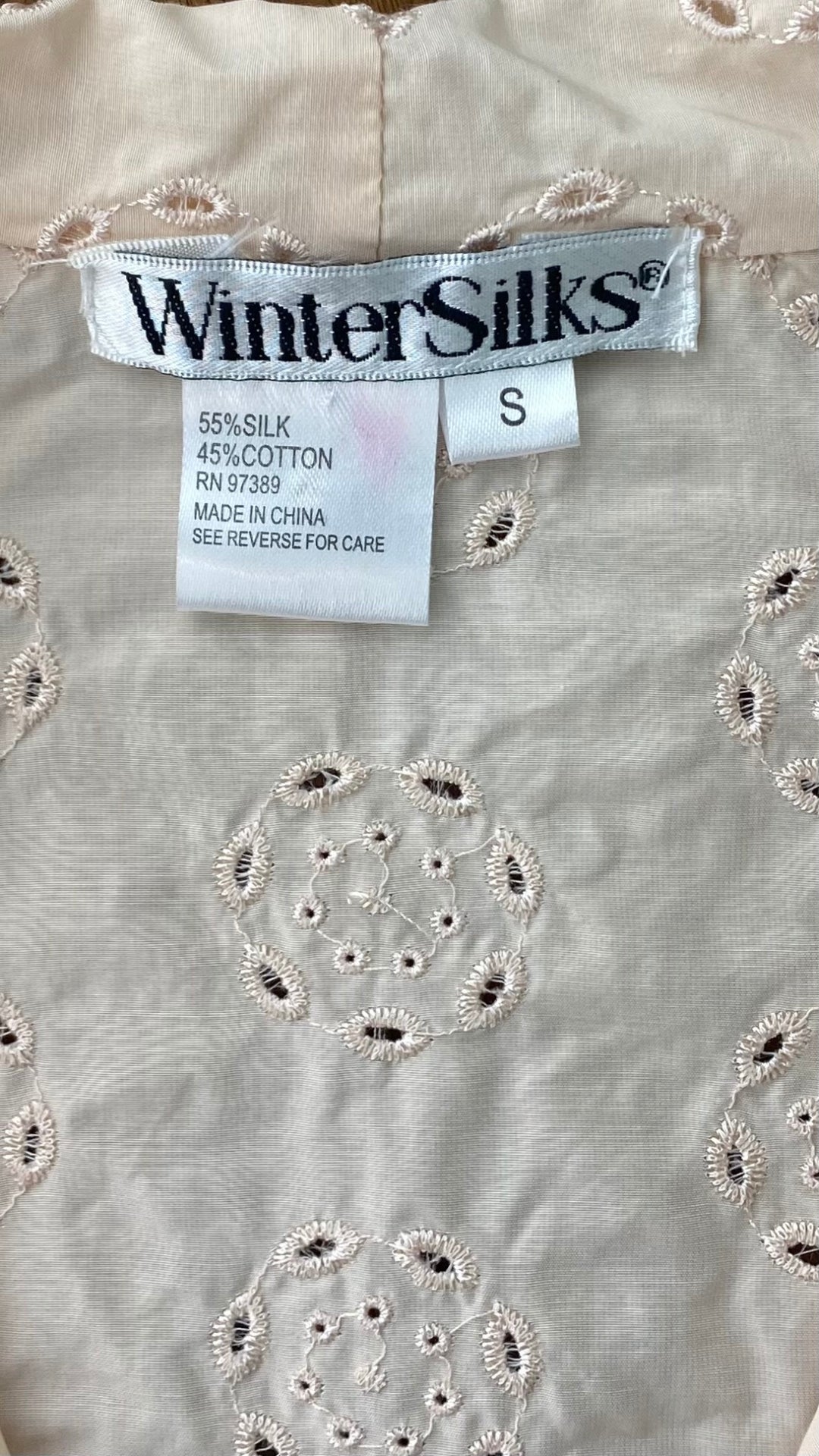 Chemisier douce broderie en mélange de soie et de coton, Winter Silk, taille small. Vue de l'étiquette de marque, taille et composition.