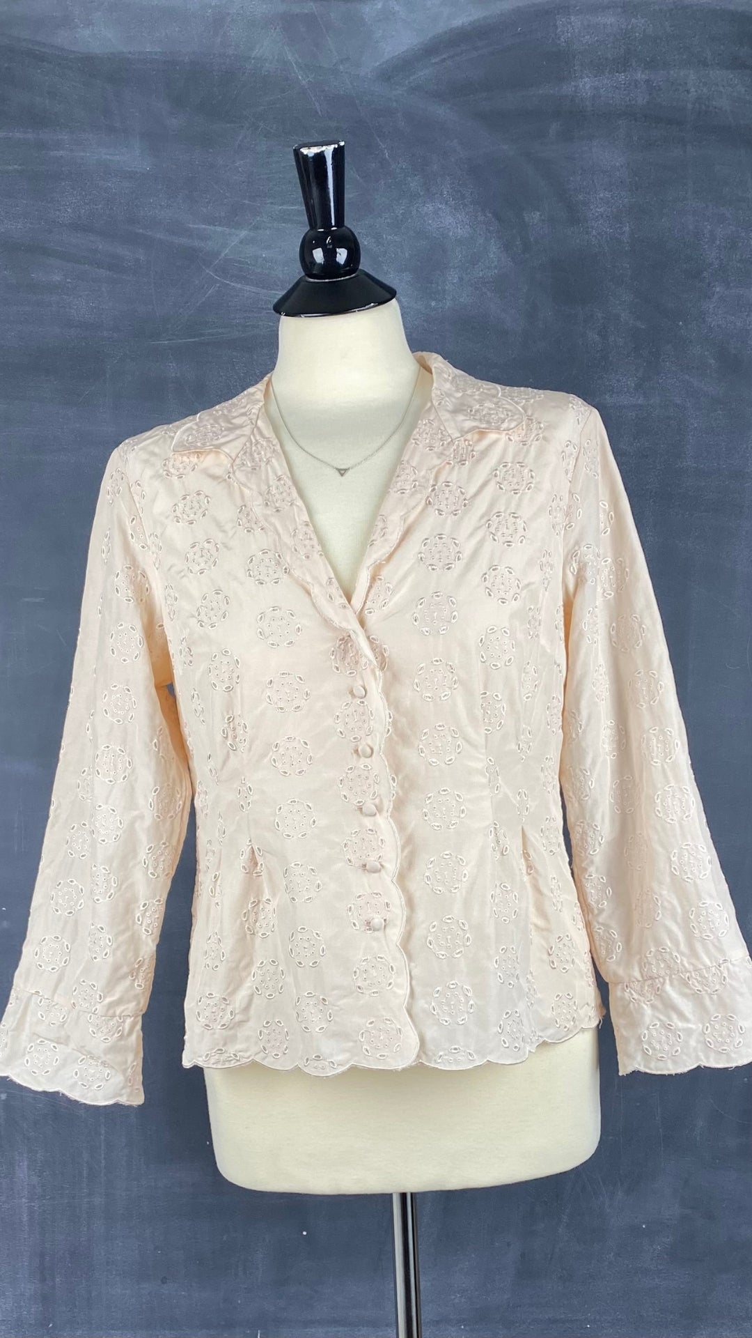 Chemisier douce broderie en mélange de soie et de coton, Winter Silk, taille small. Vue de face.