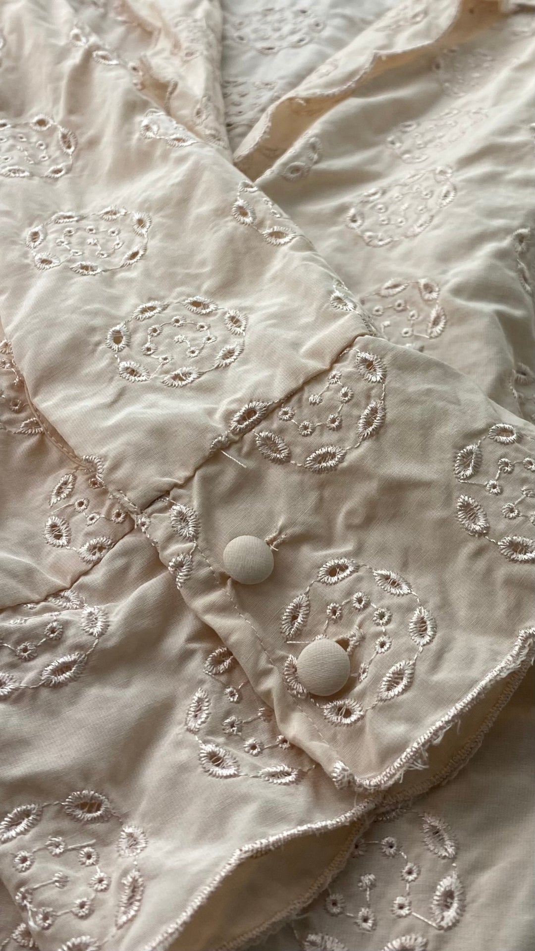 Chemisier douce broderie en mélange de soie et de coton, Winter Silk, taille small. Vue de la manche.