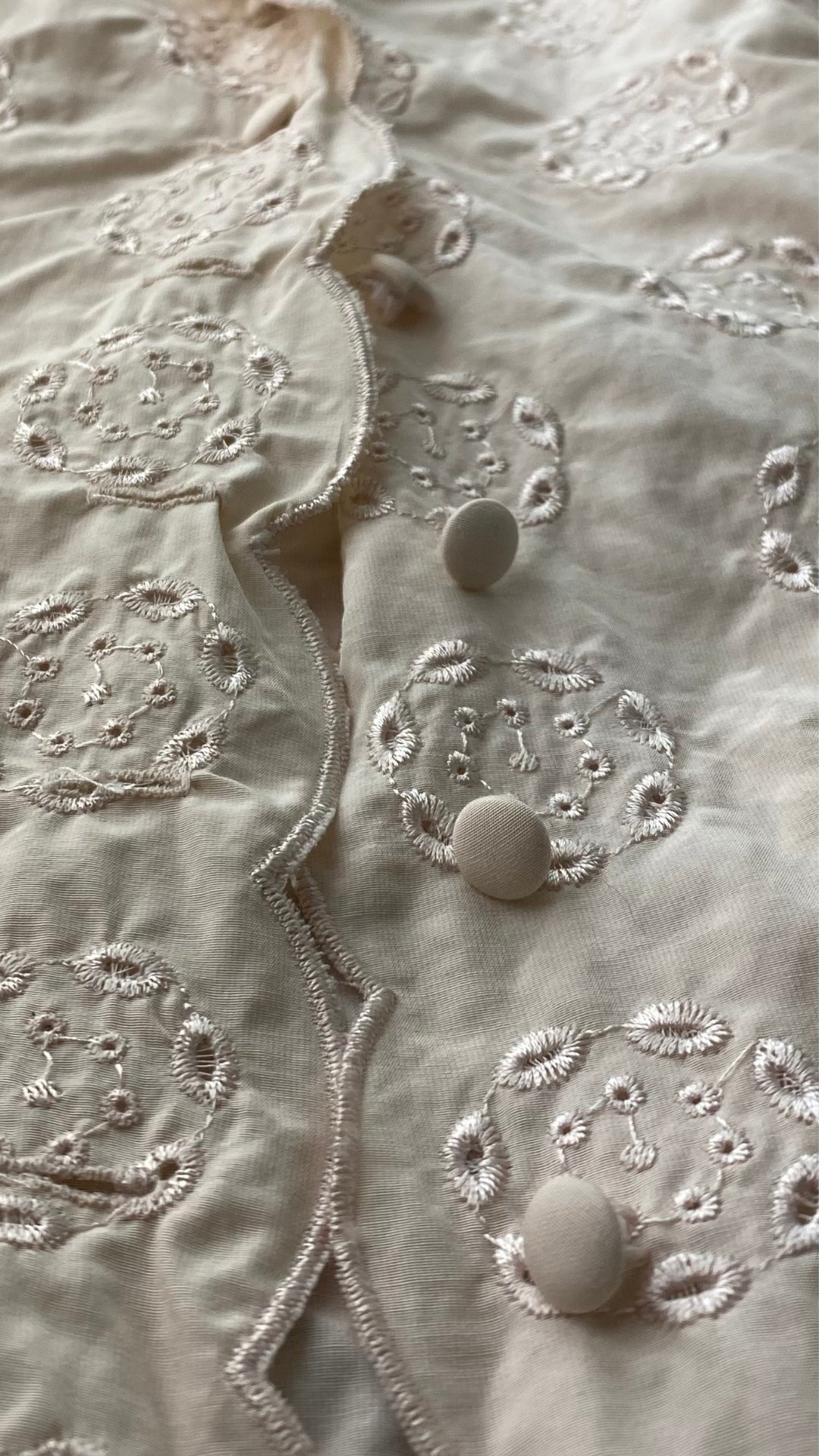 Chemisier douce broderie en mélange de soie et de coton, Winter Silk, taille small. Vue de près des boutons.