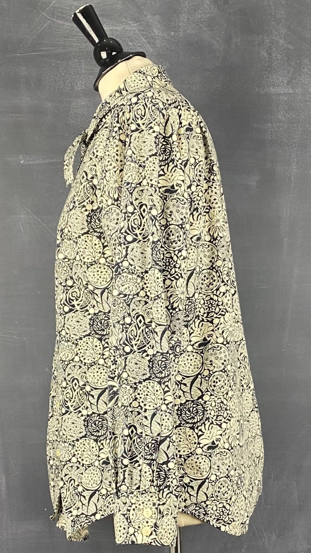 Chemisier noir et crème à motif floral Liz Clairborne taille large. Vue de côté.
