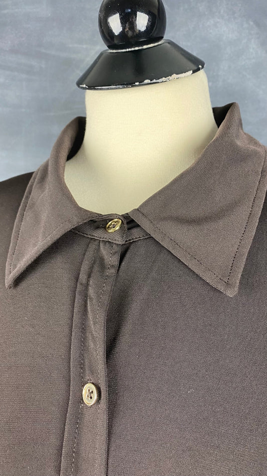 Chemisier espresso boutons dorés Jones New York signature, taille 3x. Vue de l'encolure.