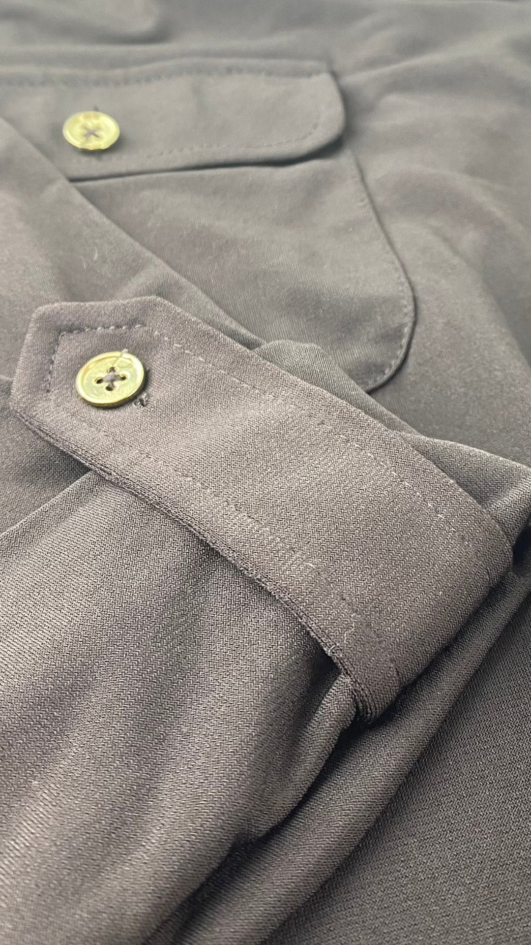 Chemisier espresso boutons dorés Jones New York signature, taille 3x. Vue de près du tissu.