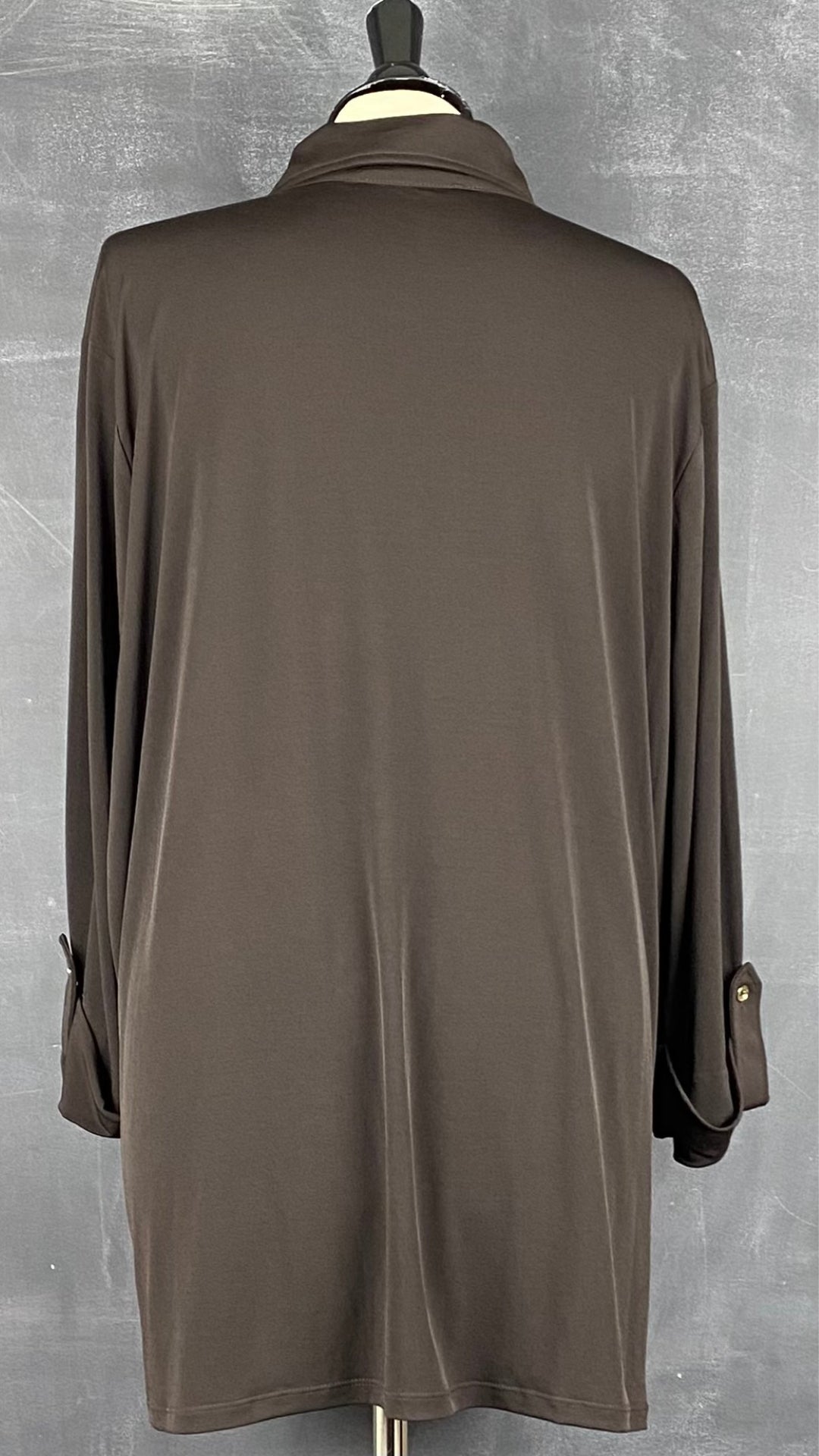 Chemisier espresso boutons dorés Jones New York signature, taille 3x. Vue de dos.