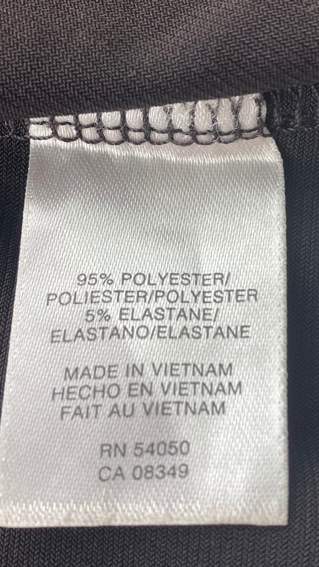 Chemisier espresso boutons dorés Jones New York signature, taille 3x. Vue de l'étiquette de composition.
