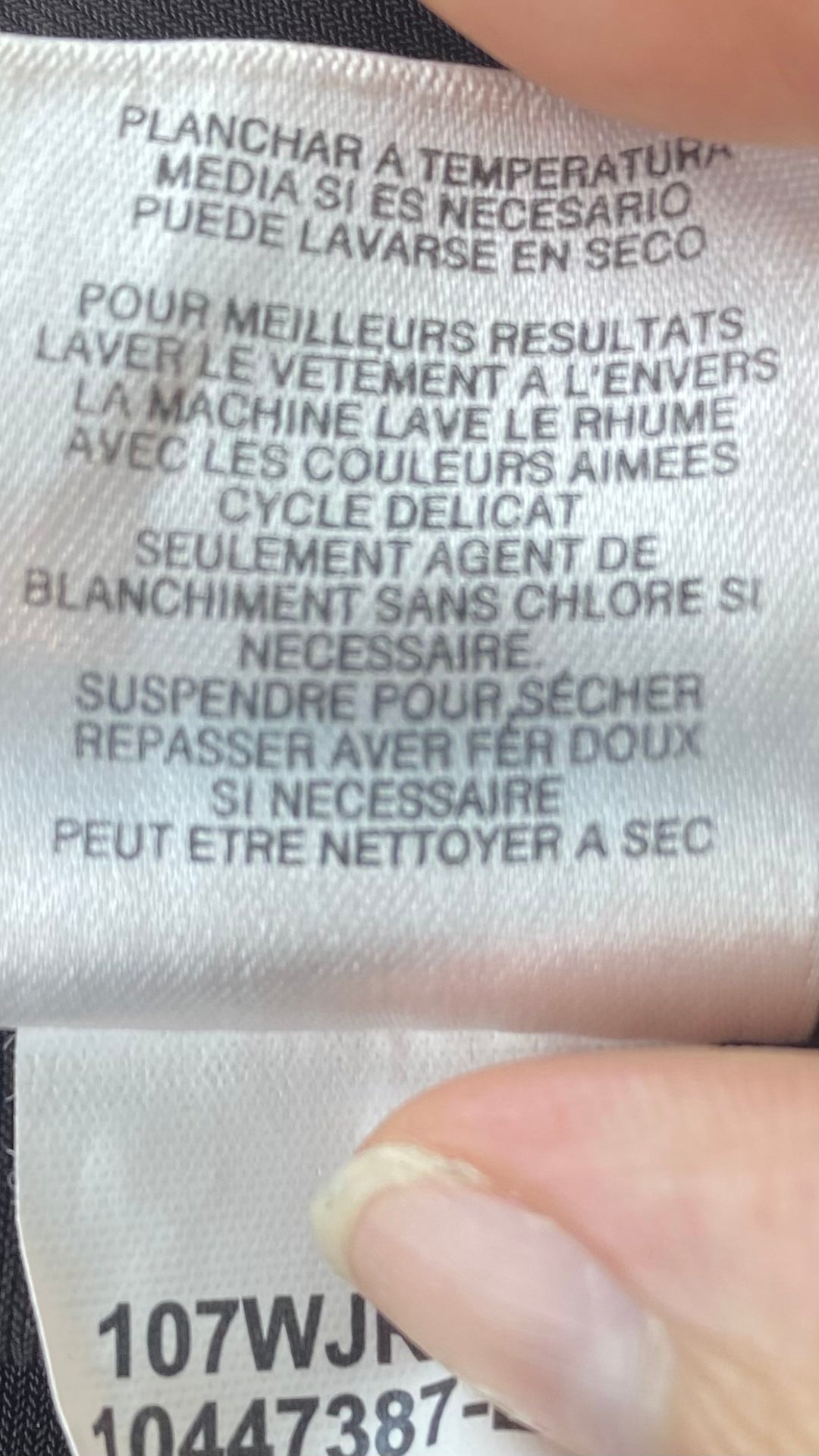 Chemisier espresso boutons dorés Jones New York signature, taille 3x. Vue de l'étiquette d'entretien.
