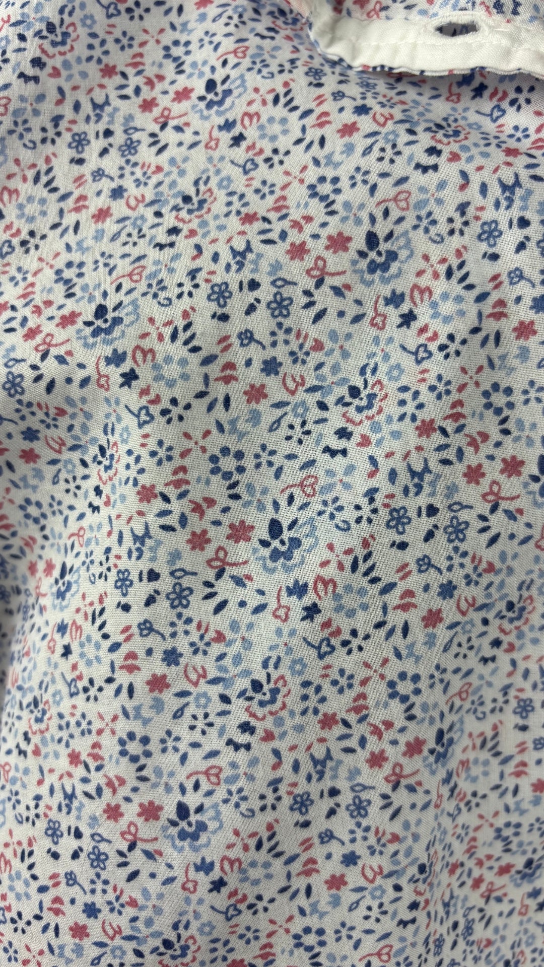 Chemisier en fin coton à motif floral délicat Saint James, taille 10 (m). Vue de près du tissu.